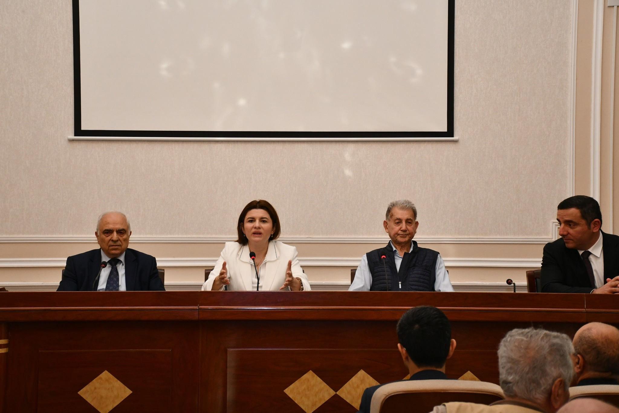 Geologiya İnstitutunun direktor əvəzi kollektivə təqdim edilib