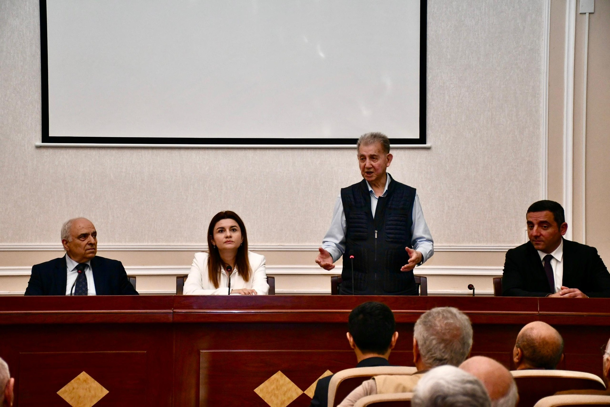 Geologiya İnstitutunun direktor əvəzi kollektivə təqdim edilib