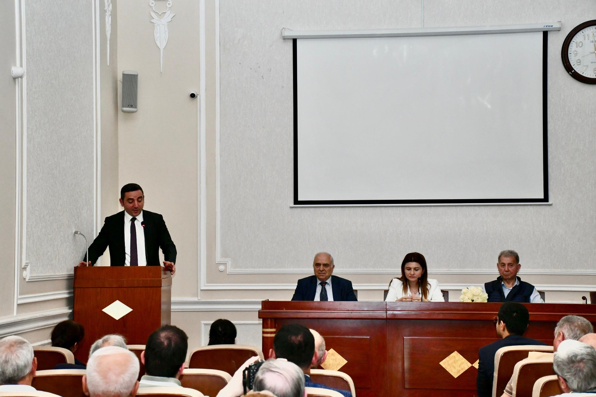 Geologiya İnstitutunun direktor əvəzi kollektivə təqdim edilib