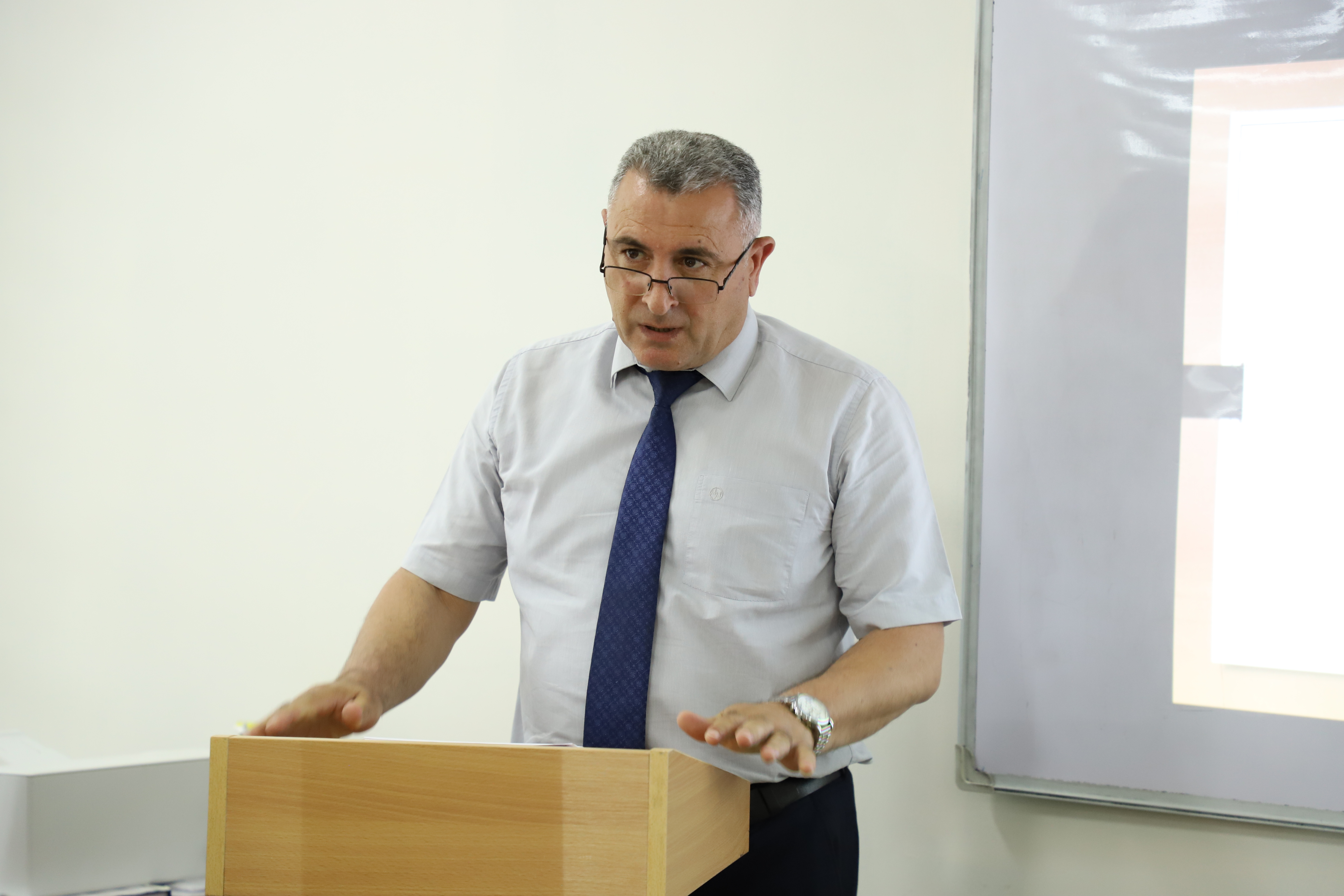 LDU-da I Türkoloji Qurultayın keçirilməsinin 100 illiyinə həsr olunmuş “Dəyirmi masa” keçirilib