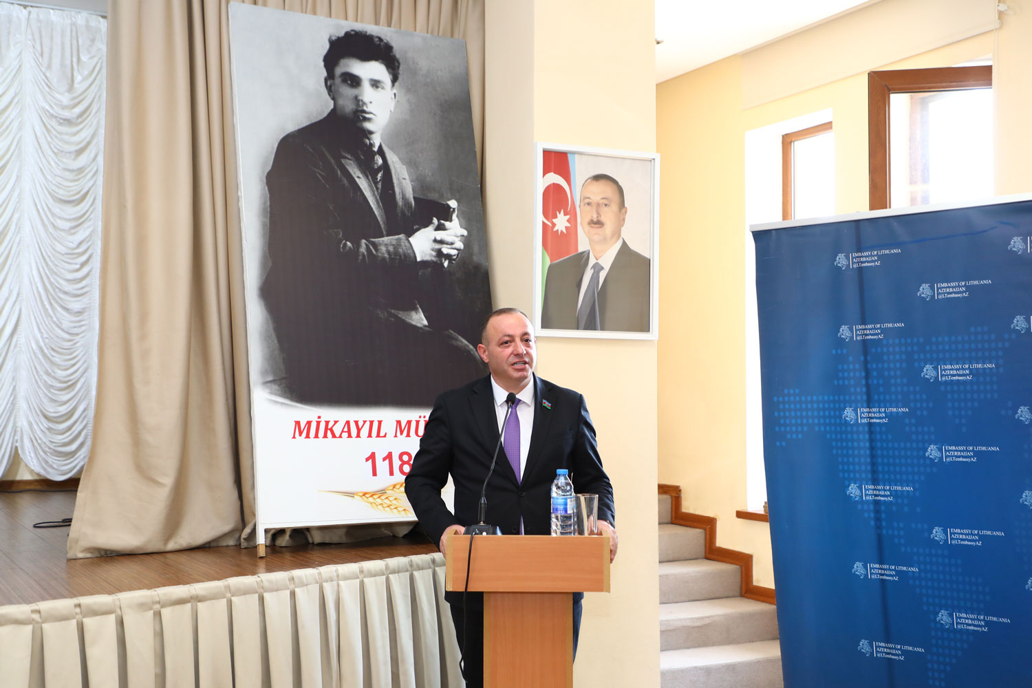 Məktəblilər dahi şairi səhnədə andılar