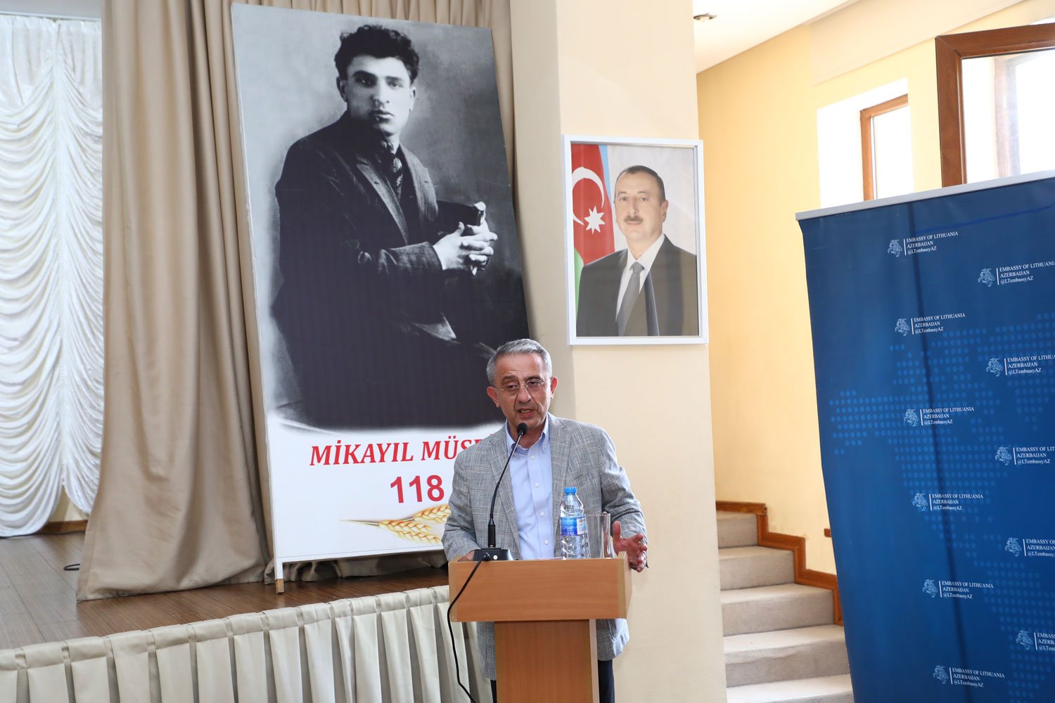 Məktəblilər dahi şairi səhnədə andılar