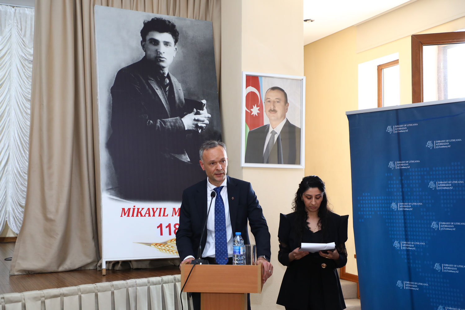 Məktəblilər dahi şairi səhnədə andılar