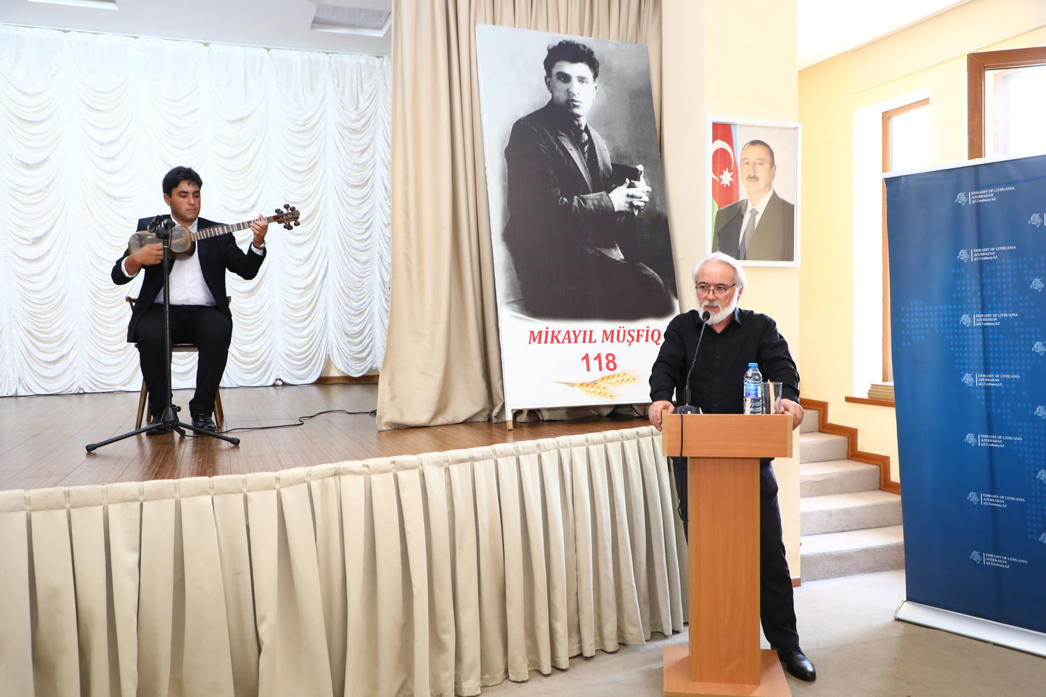 Məktəblilər dahi şairi səhnədə andılar