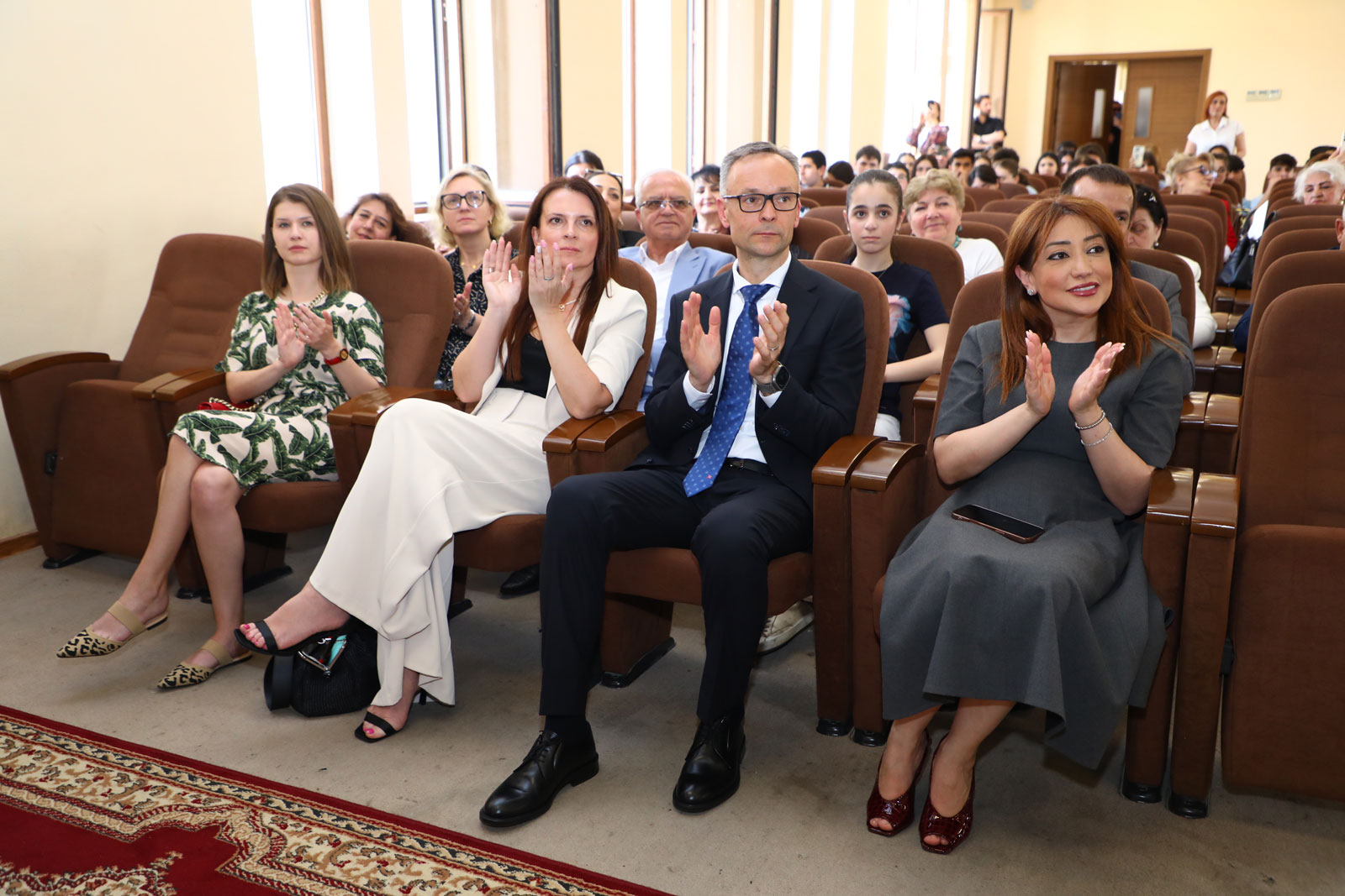 Məktəblilər dahi şairi səhnədə andılar