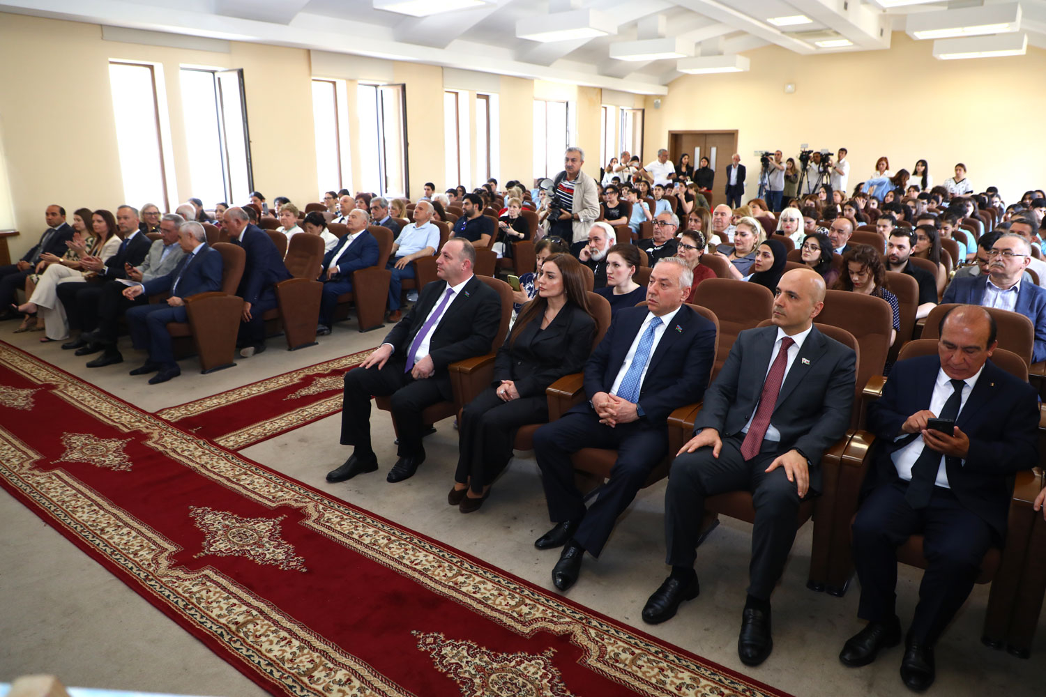 Məktəblilər dahi şairi səhnədə andılar
