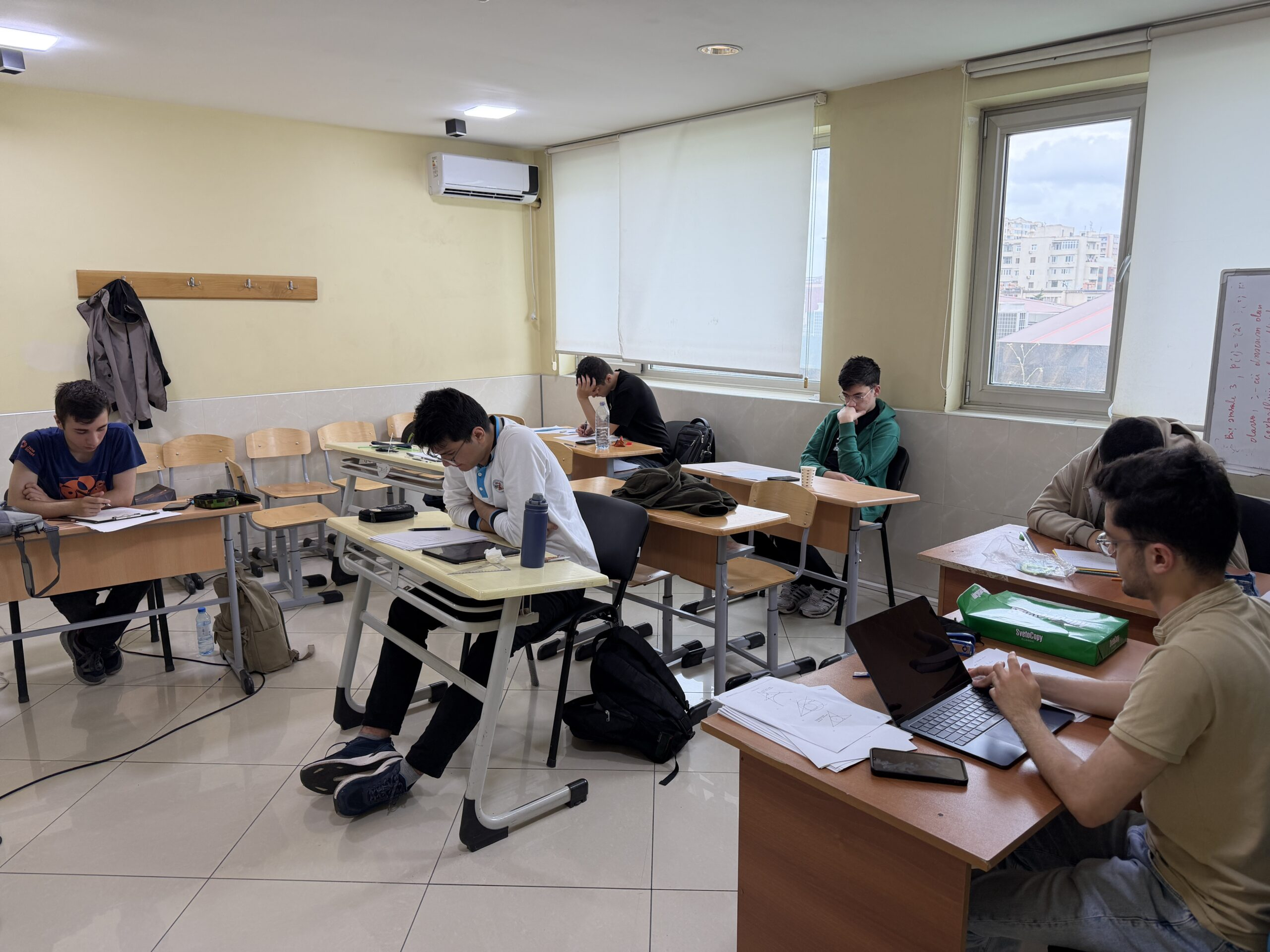 Keçmiş qaliblər uşaqları olimpiadaya hazırlaşdırırlar