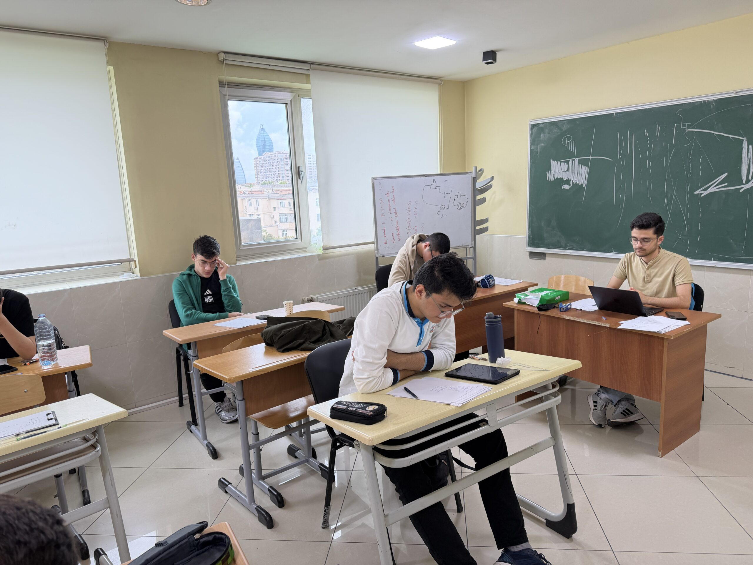 Keçmiş qaliblər uşaqları olimpiadaya hazırlaşdırırlar