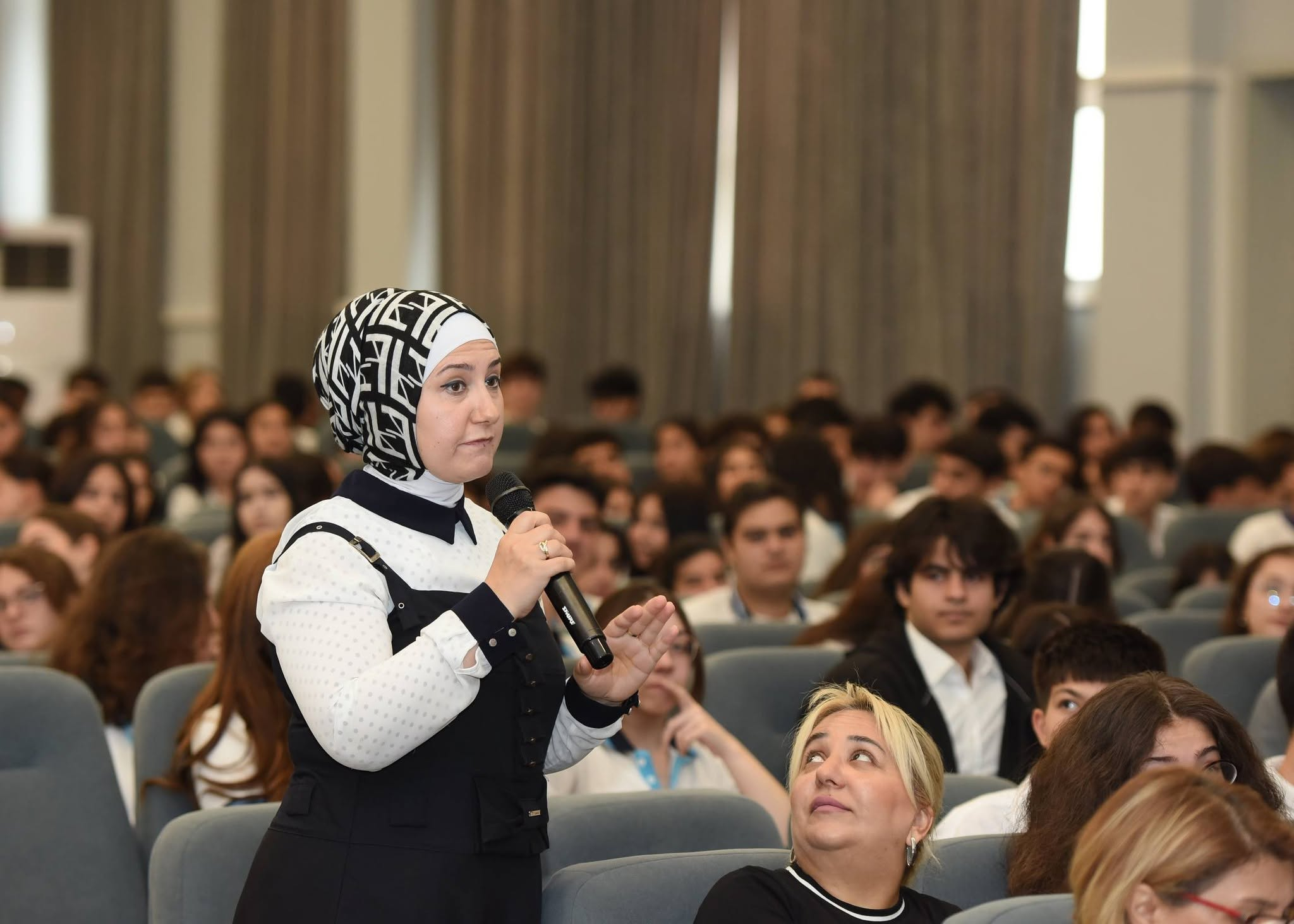 “Gələcəyin peşələri: doğru seçimlər” adlı silsilə görüşlər davam edir