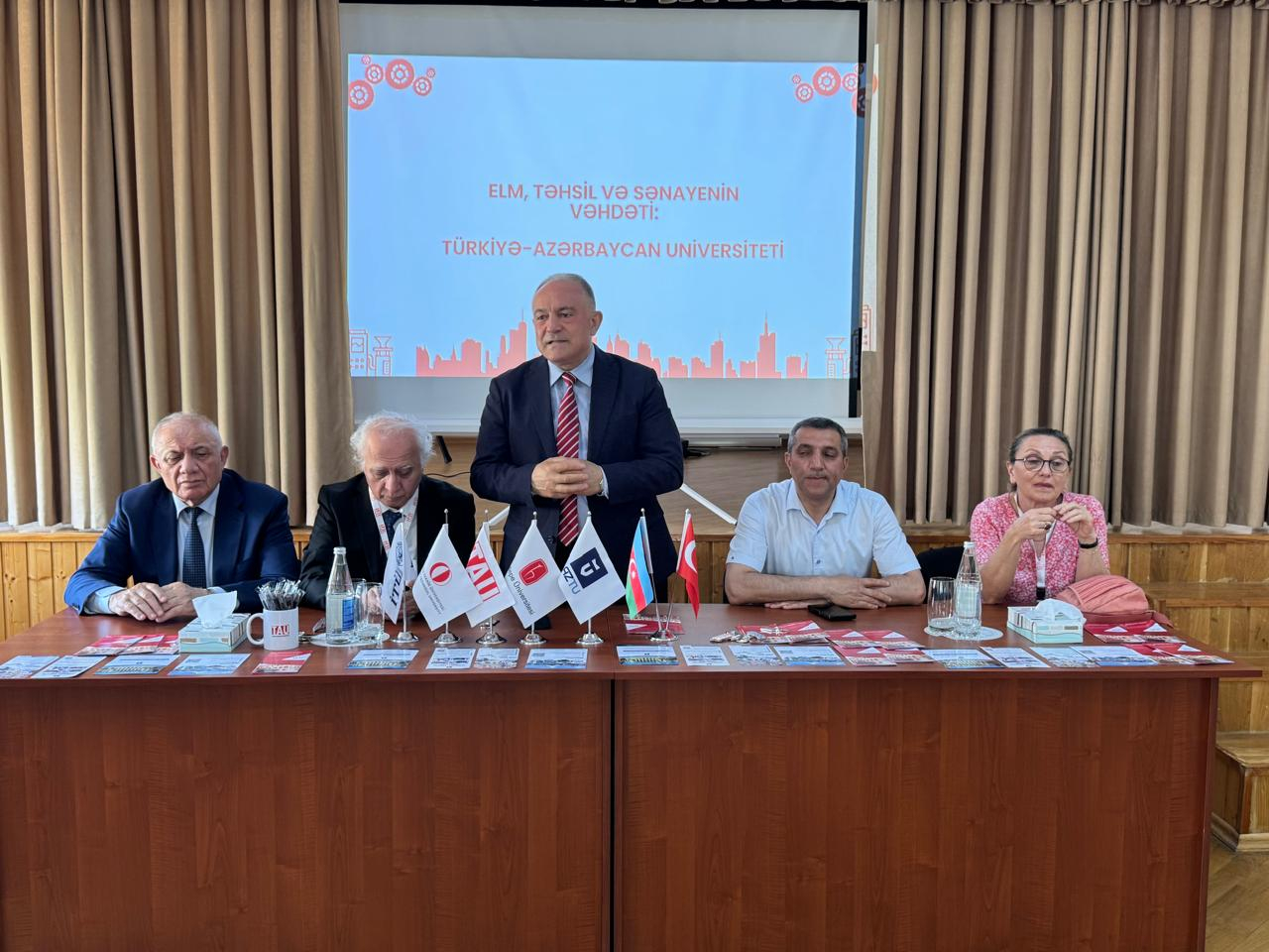 AzTU-nun rektoru lisey şagirdləri ilə görüş keçirib