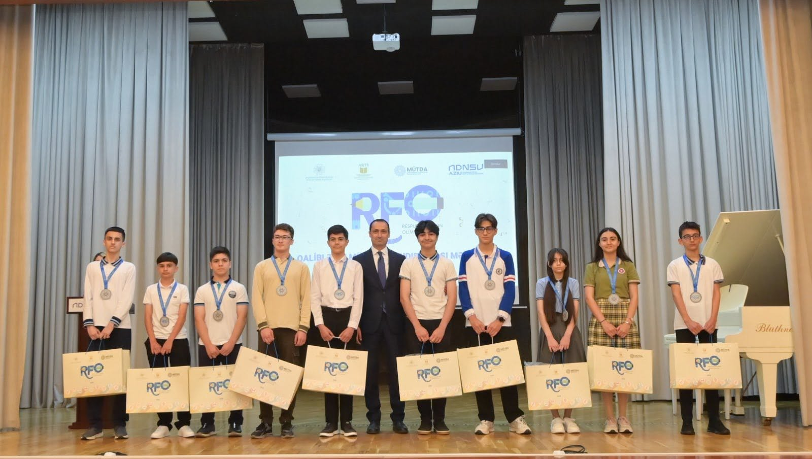 Respublika Fənn Olimpiadalarının təbiət fənləri üzrə qalibləri mükafatlandırılıblar