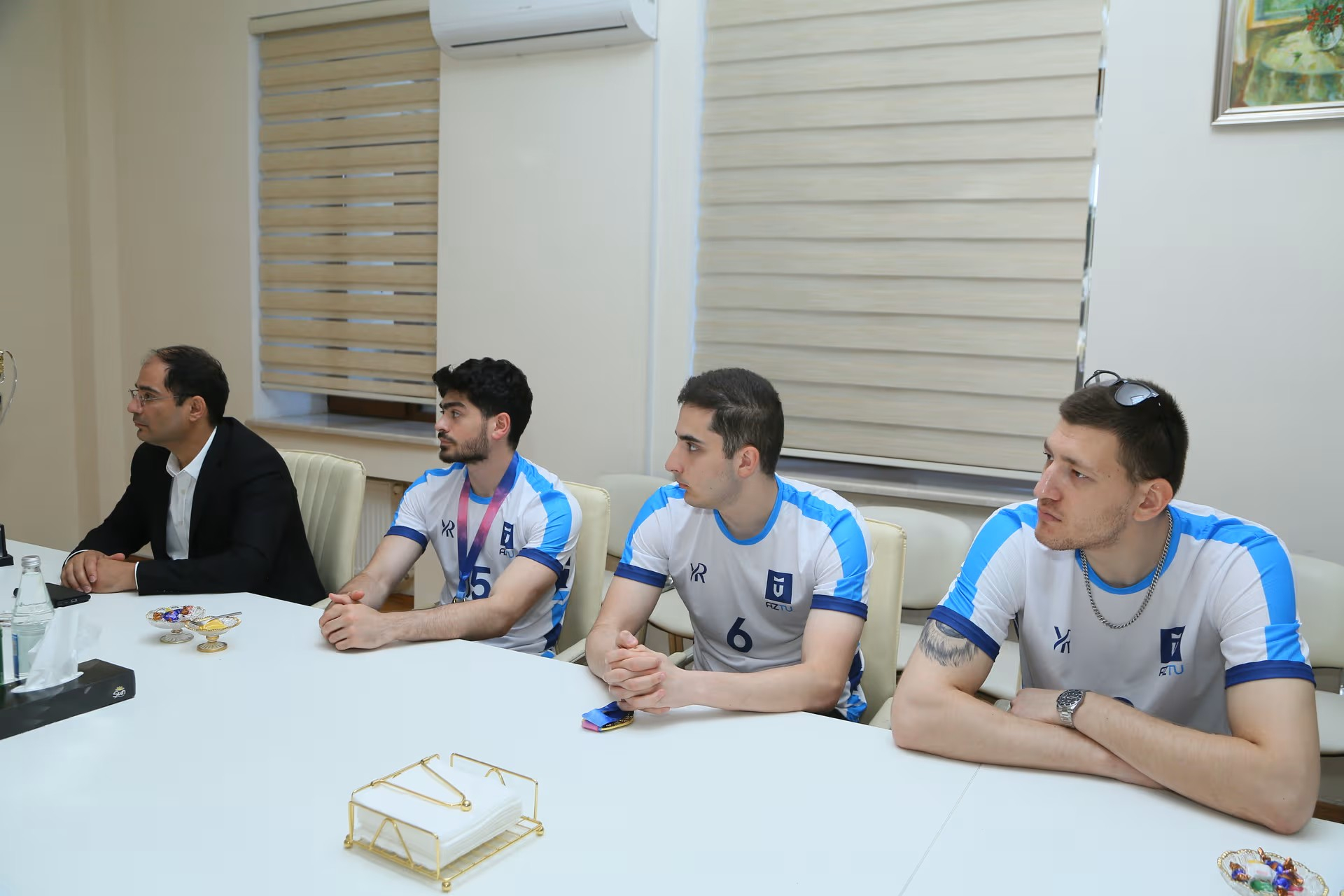 Vilayət Vəliyev çempion olan AzTU komandası ilə görüşüb