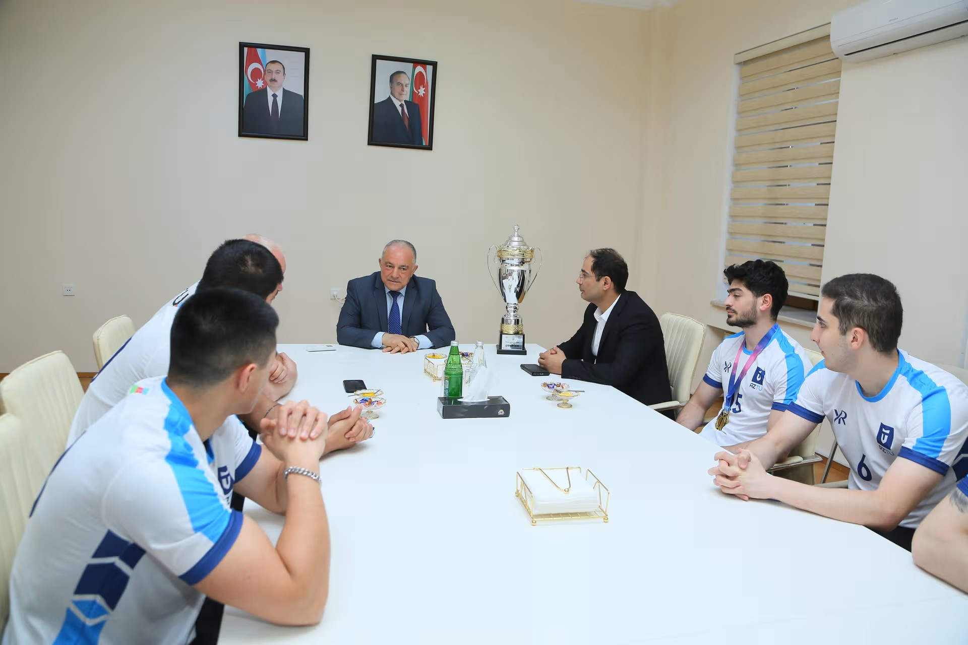 Vilayət Vəliyev çempion olan AzTU komandası ilə görüşüb
