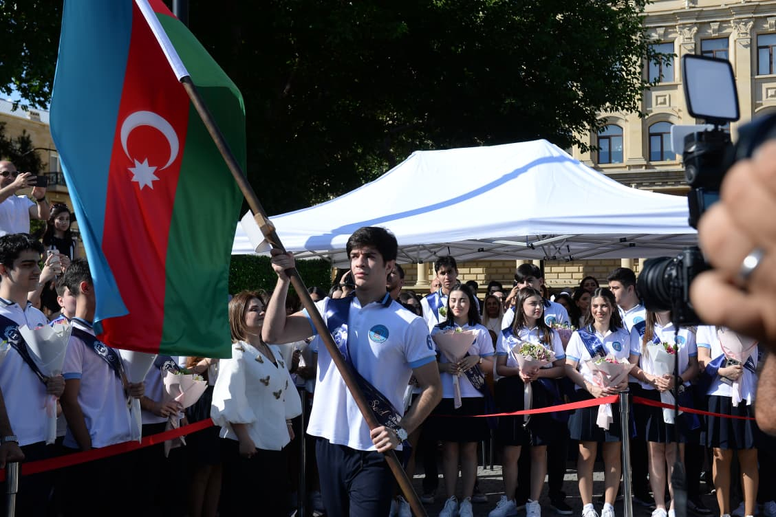 Firudin Qurbanov 6 nömrəli məktəb-liseyin “Son zəng” tədbirində iştirak edib