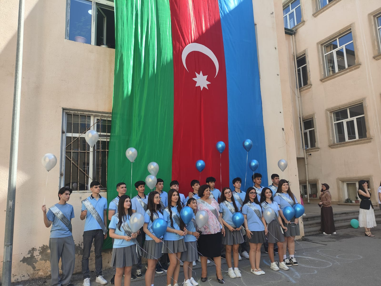 Nərminə Hüseynova 53 nömrəli məktəbin “Son zəng”ində iştirak edib