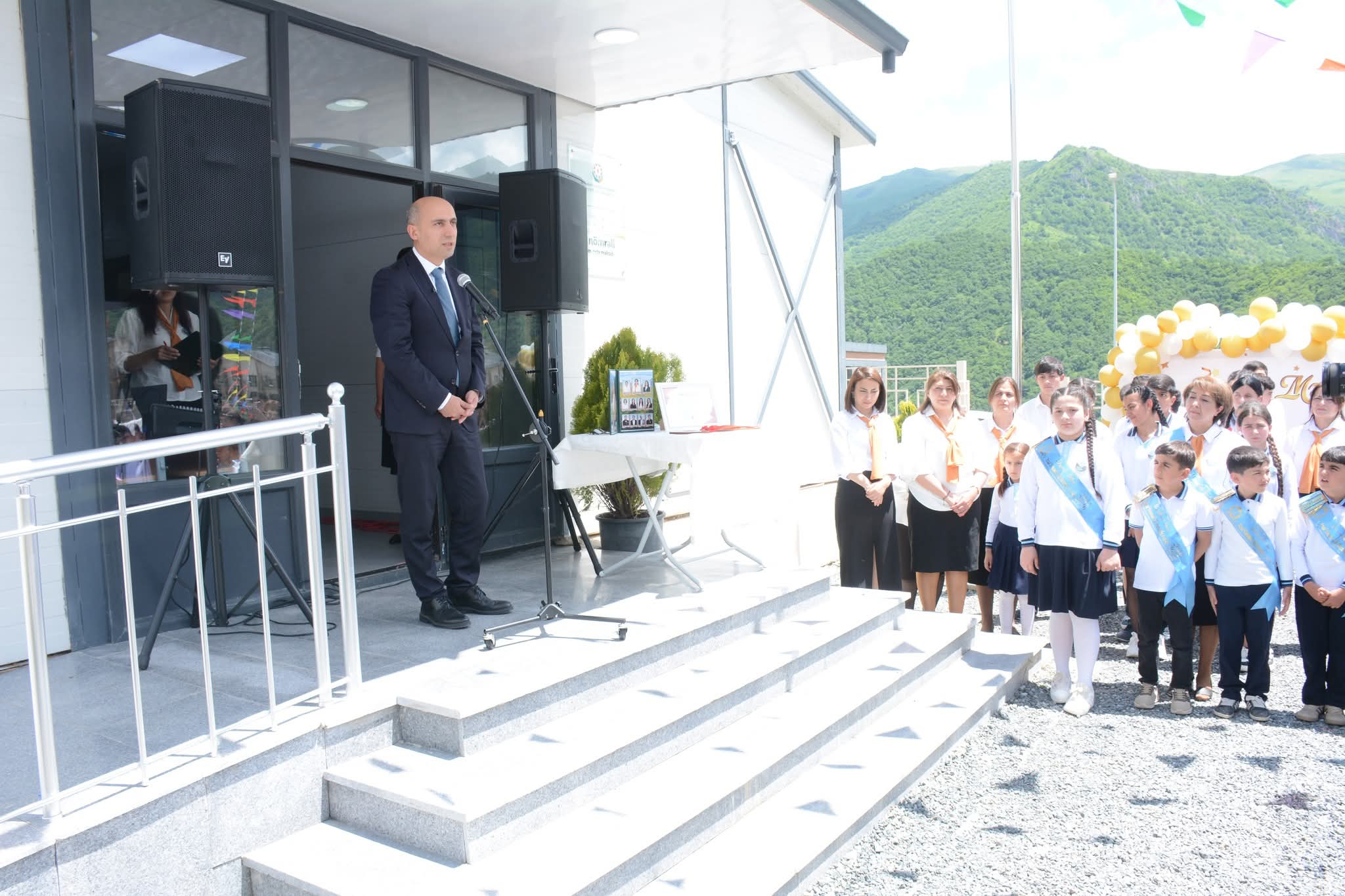 Elm və təhsil naziri azad Kəlbəcərin ilk məzununun "Son zəng" tədbirində iştirak edib