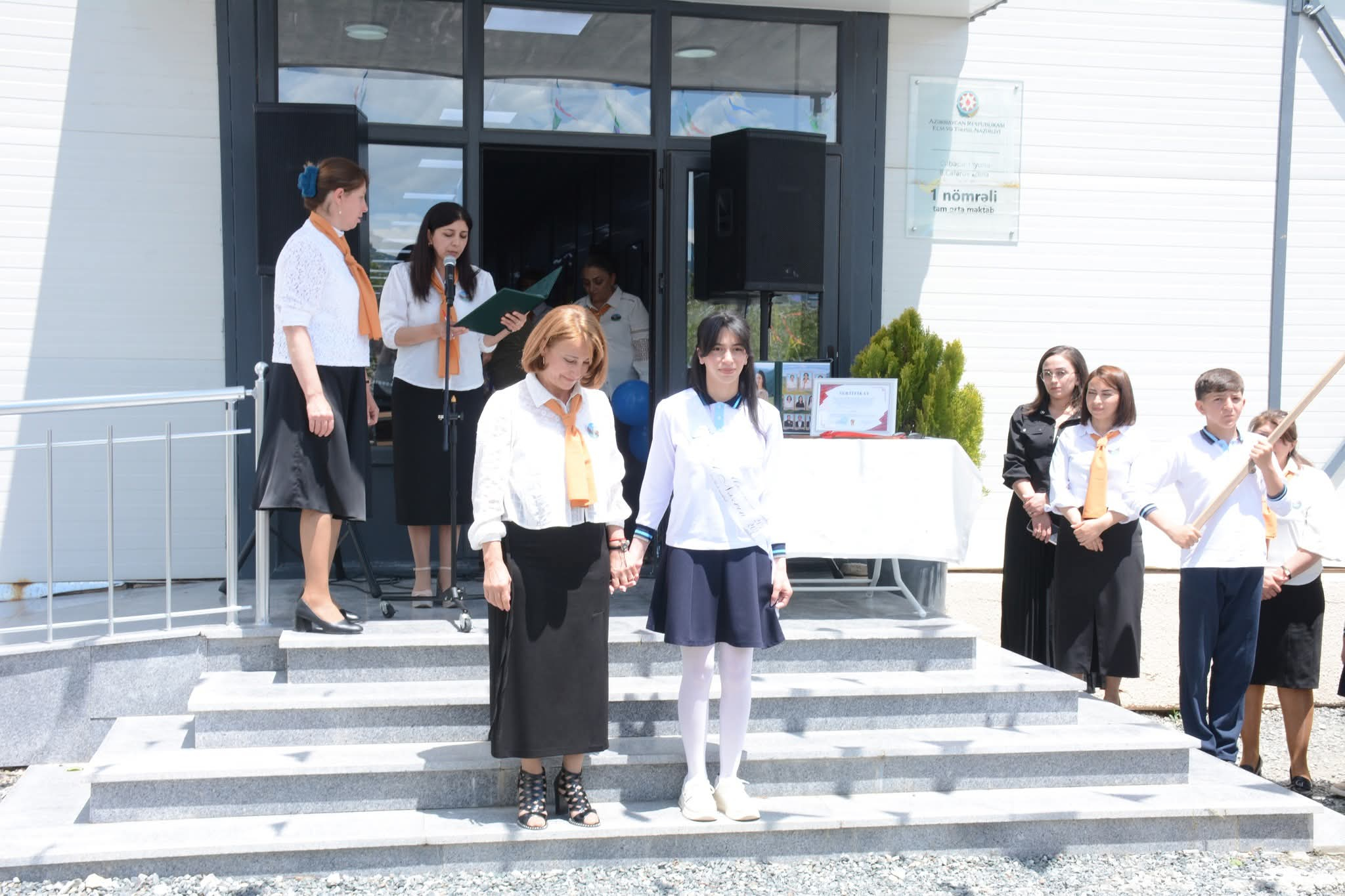Elm və təhsil naziri azad Kəlbəcərin ilk məzununun "Son zəng" tədbirində iştirak edib