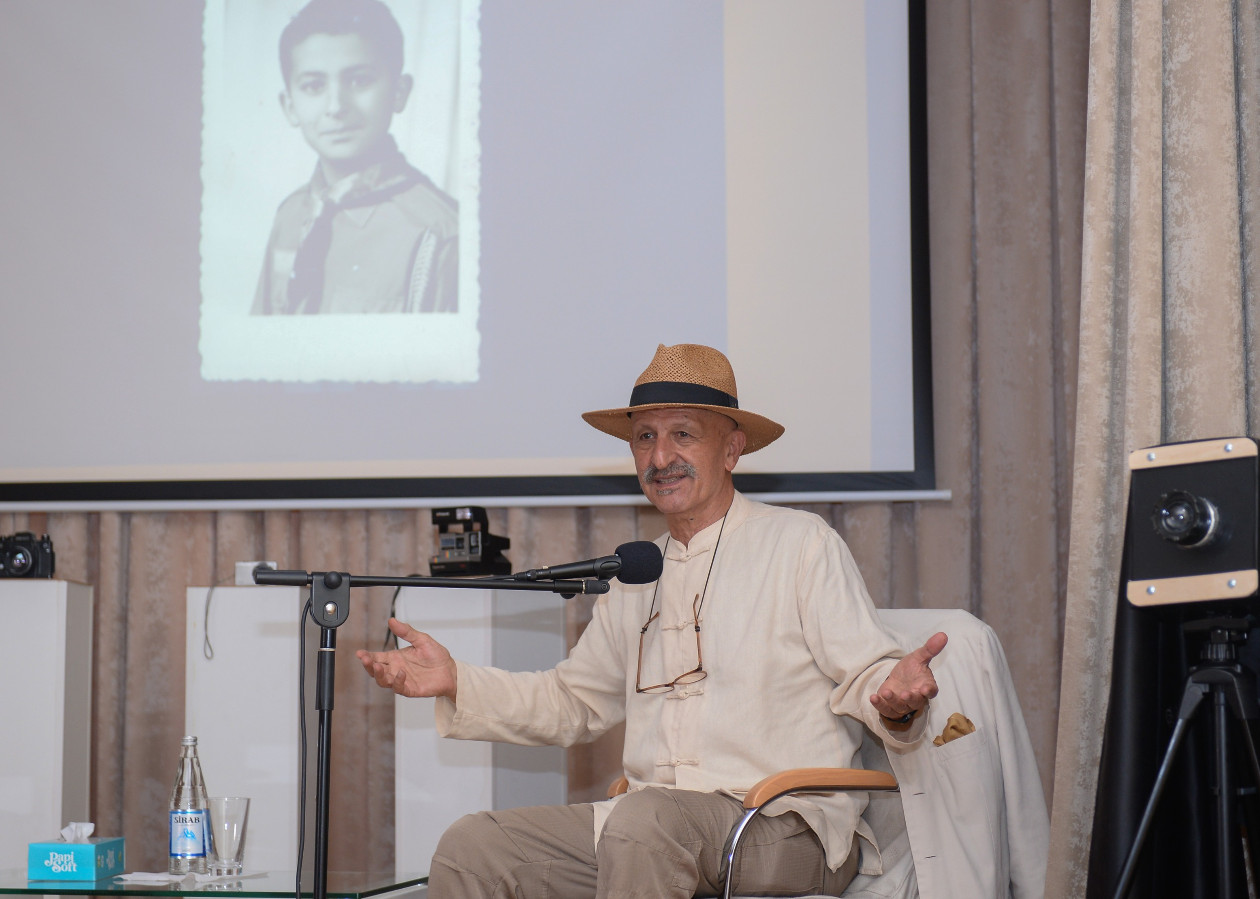 Bir foto, bir hekayə, bir həyat: Reza Deqati məktəbdənkənar təhsil müəssisəsinin qonağı olub
