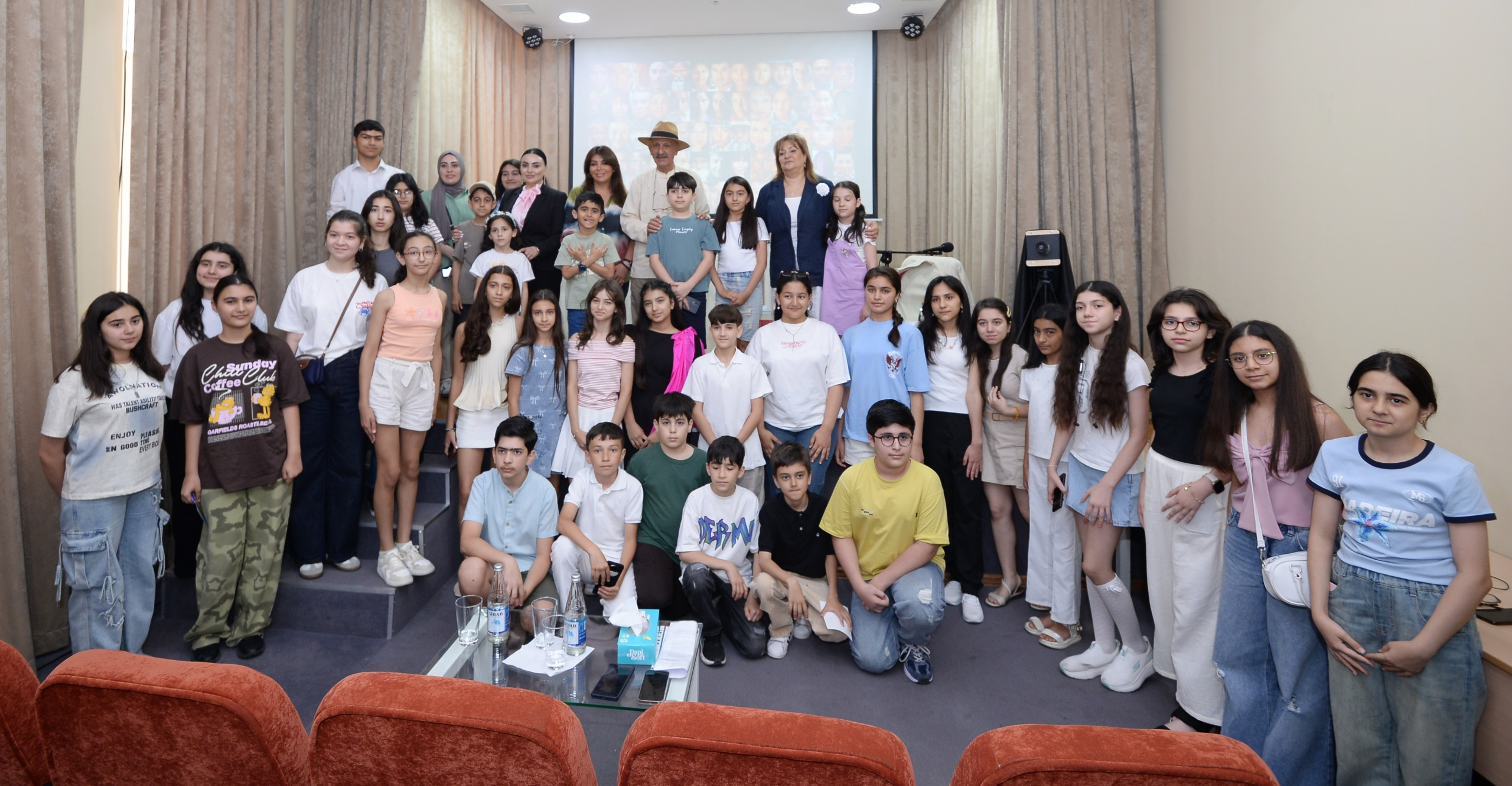 Bir foto, bir hekayə, bir həyat: Reza Deqati məktəbdənkənar təhsil müəssisəsinin qonağı olub
