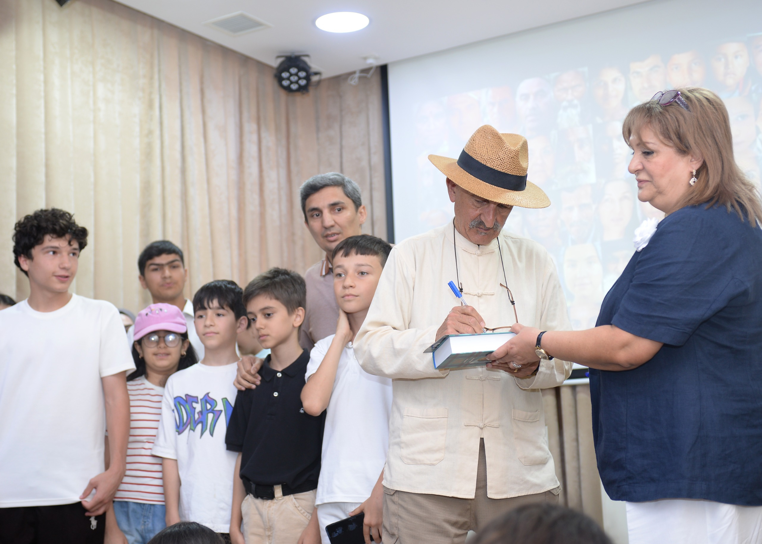 Bir foto, bir hekayə, bir həyat: Reza Deqati məktəbdənkənar təhsil müəssisəsinin qonağı olub