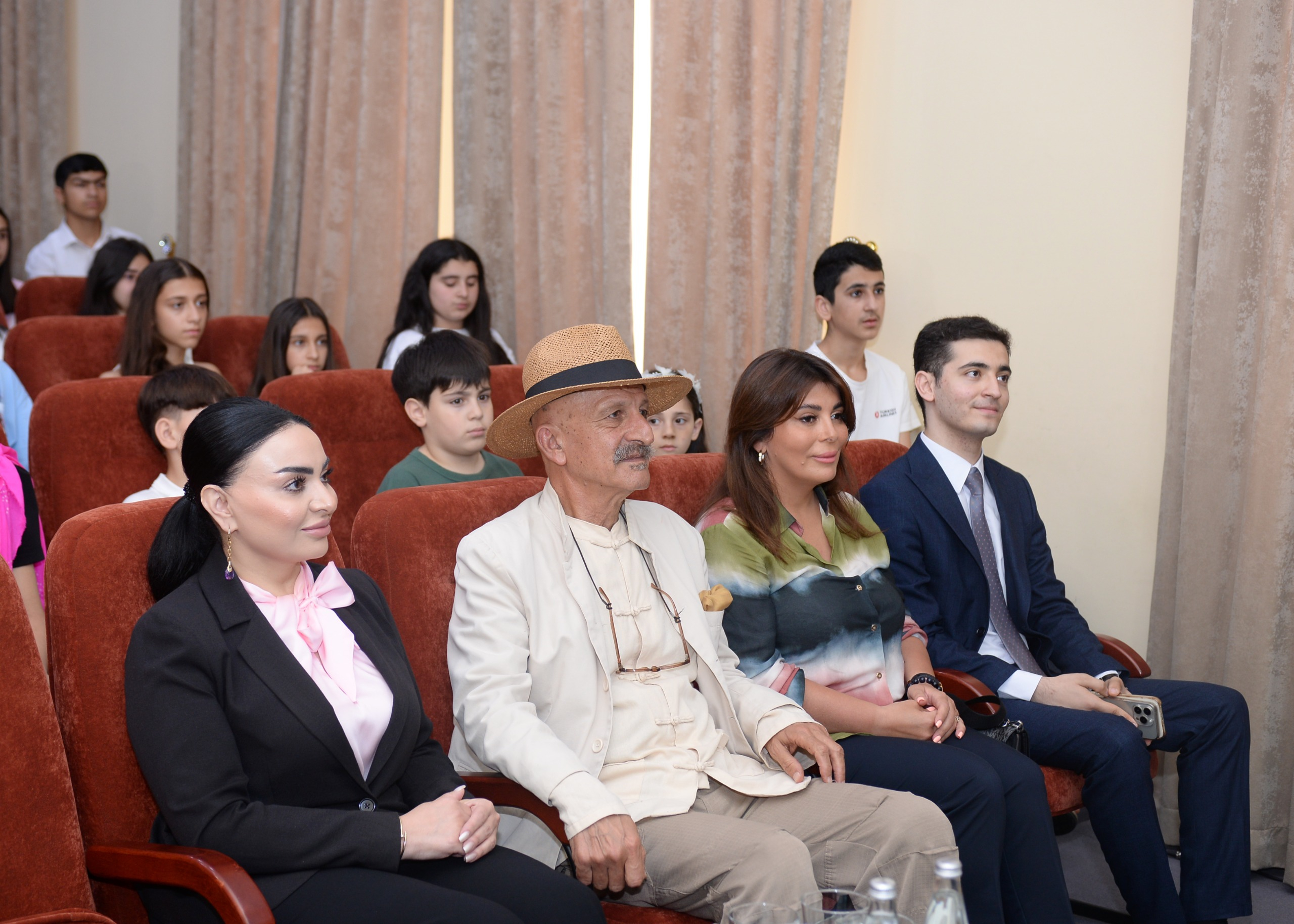 Bir foto, bir hekayə, bir həyat: Reza Deqati məktəbdənkənar təhsil müəssisəsinin qonağı olub