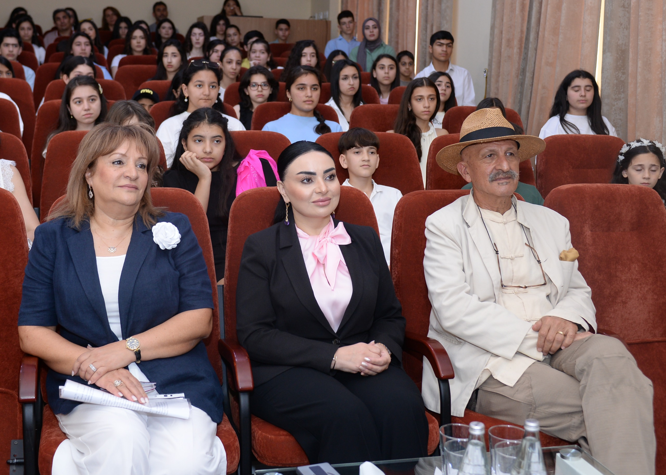 Bir foto, bir hekayə, bir həyat: Reza Deqati məktəbdənkənar təhsil müəssisəsinin qonağı olub
