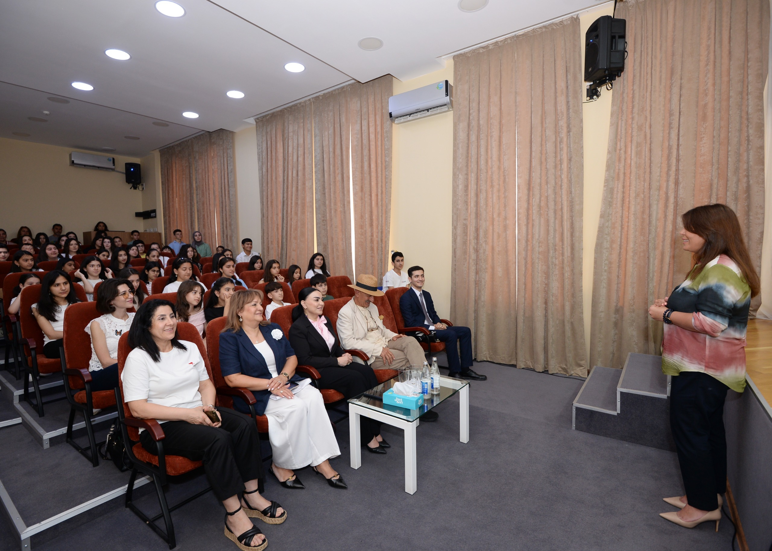Bir foto, bir hekayə, bir həyat: Reza Deqati məktəbdənkənar təhsil müəssisəsinin qonağı olub