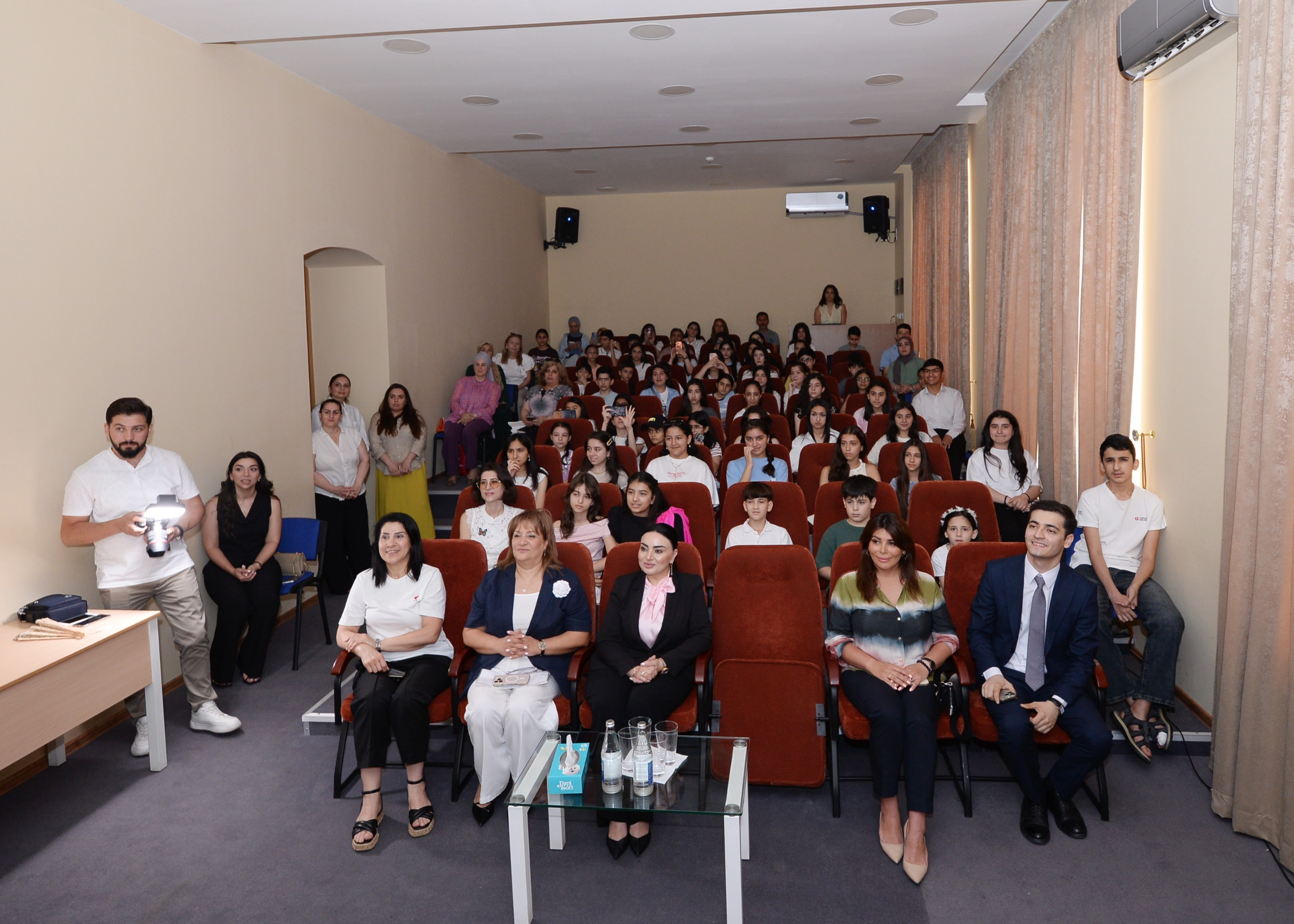 Bir foto, bir hekayə, bir həyat: Reza Deqati məktəbdənkənar təhsil müəssisəsinin qonağı olub