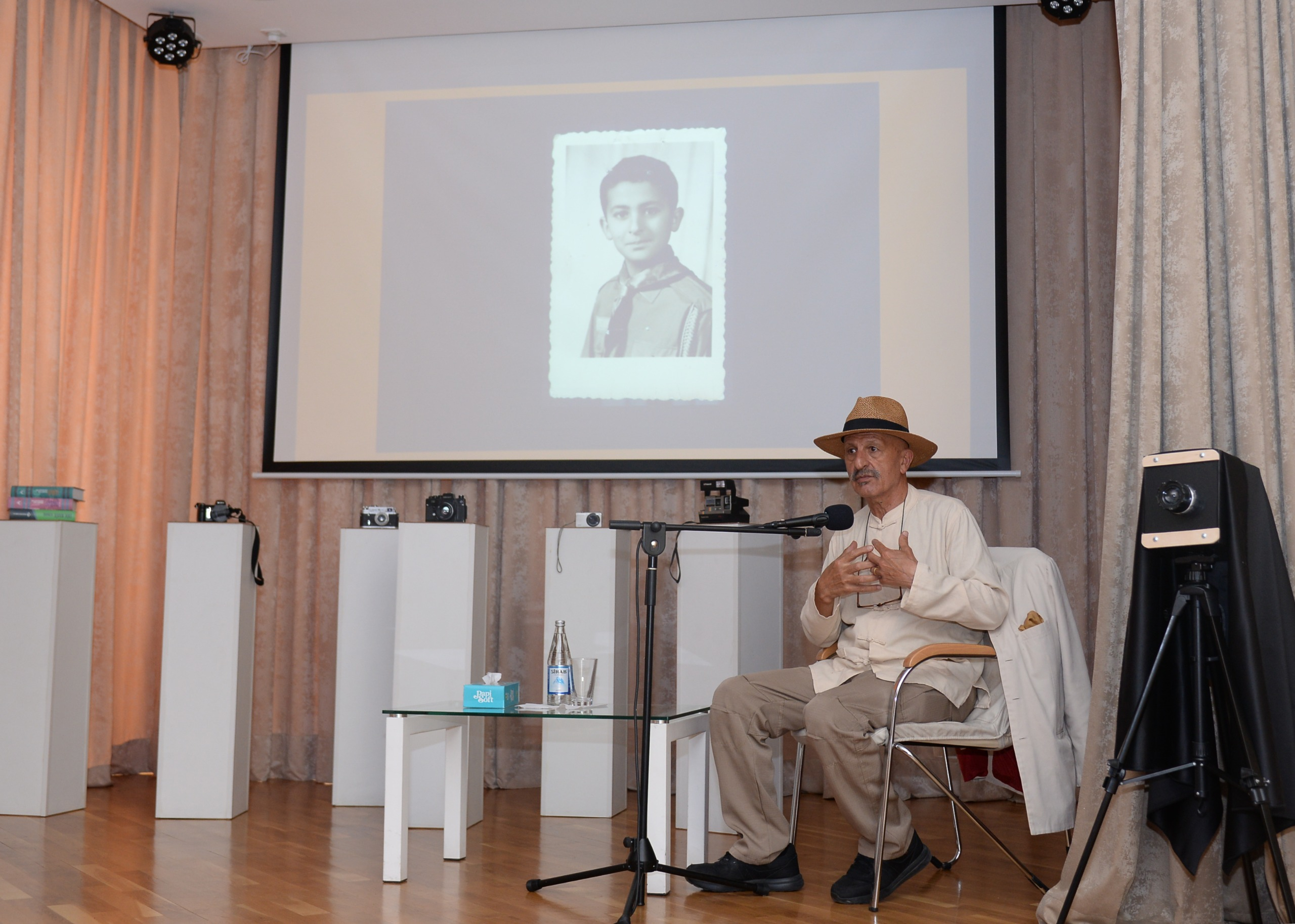 Bir foto, bir hekayə, bir həyat: Reza Deqati məktəbdənkənar təhsil müəssisəsinin qonağı olub