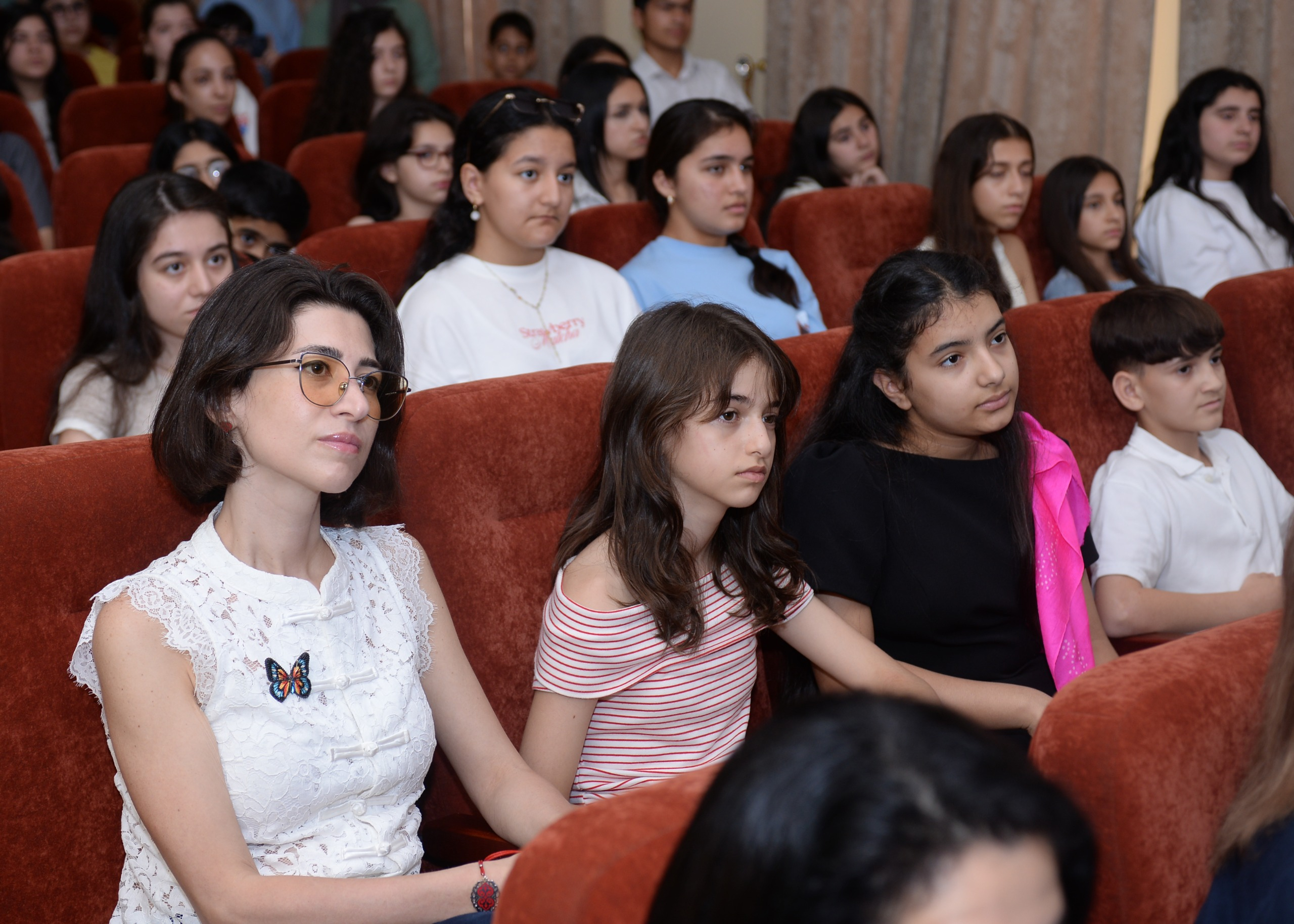 Bir foto, bir hekayə, bir həyat: Reza Deqati məktəbdənkənar təhsil müəssisəsinin qonağı olub