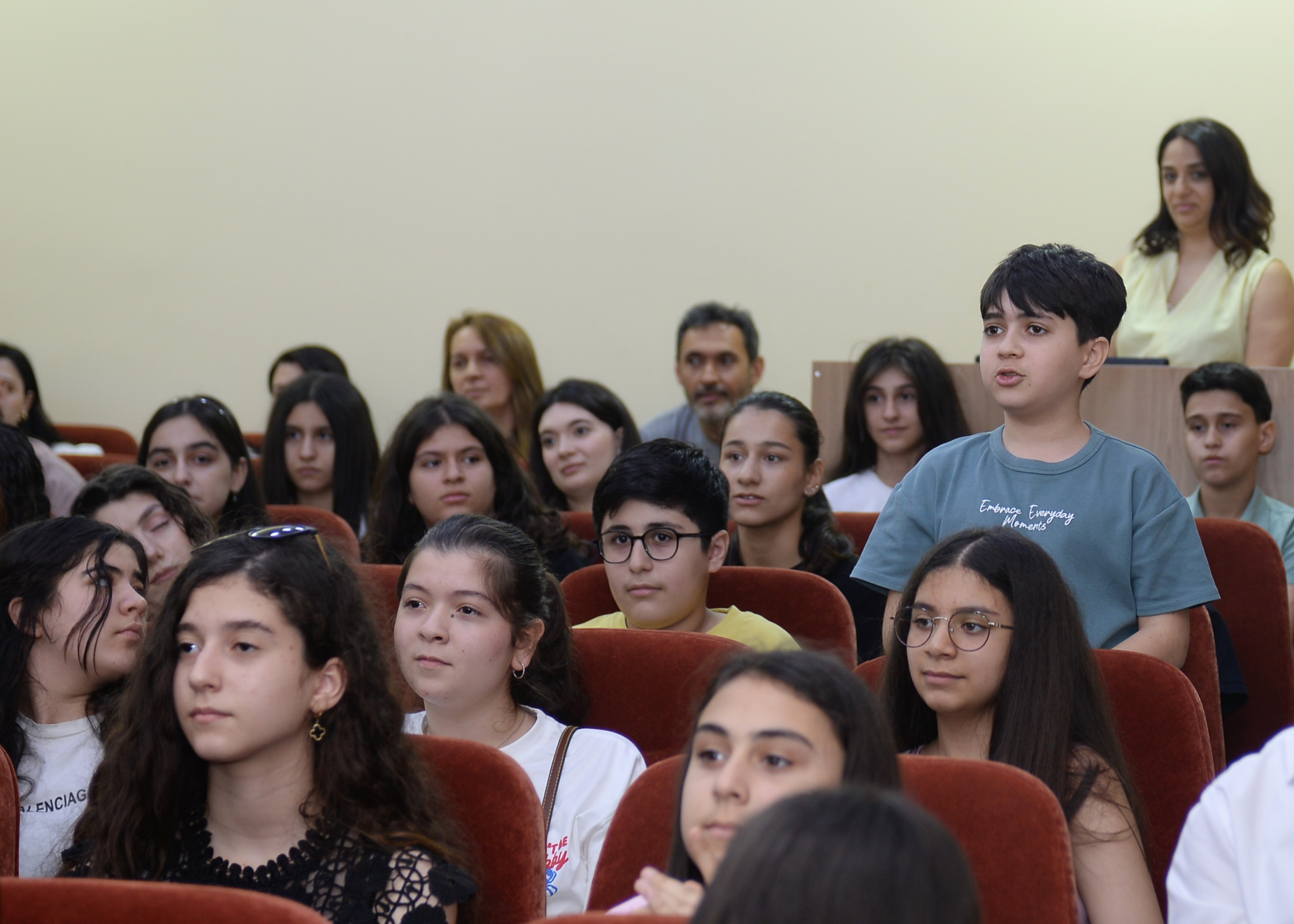 Bir foto, bir hekayə, bir həyat: Reza Deqati məktəbdənkənar təhsil müəssisəsinin qonağı olub