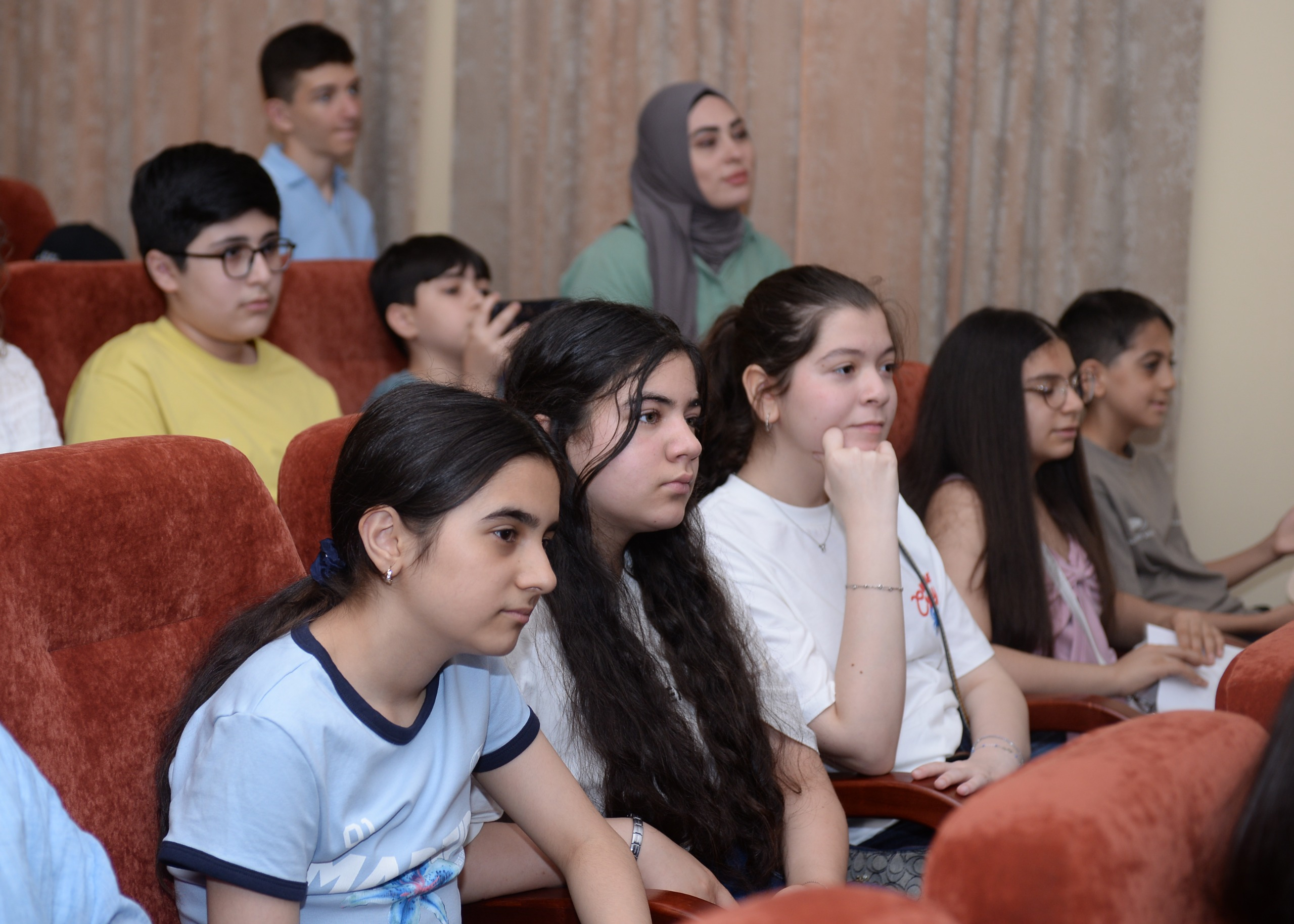 Bir foto, bir hekayə, bir həyat: Reza Deqati məktəbdənkənar təhsil müəssisəsinin qonağı olub