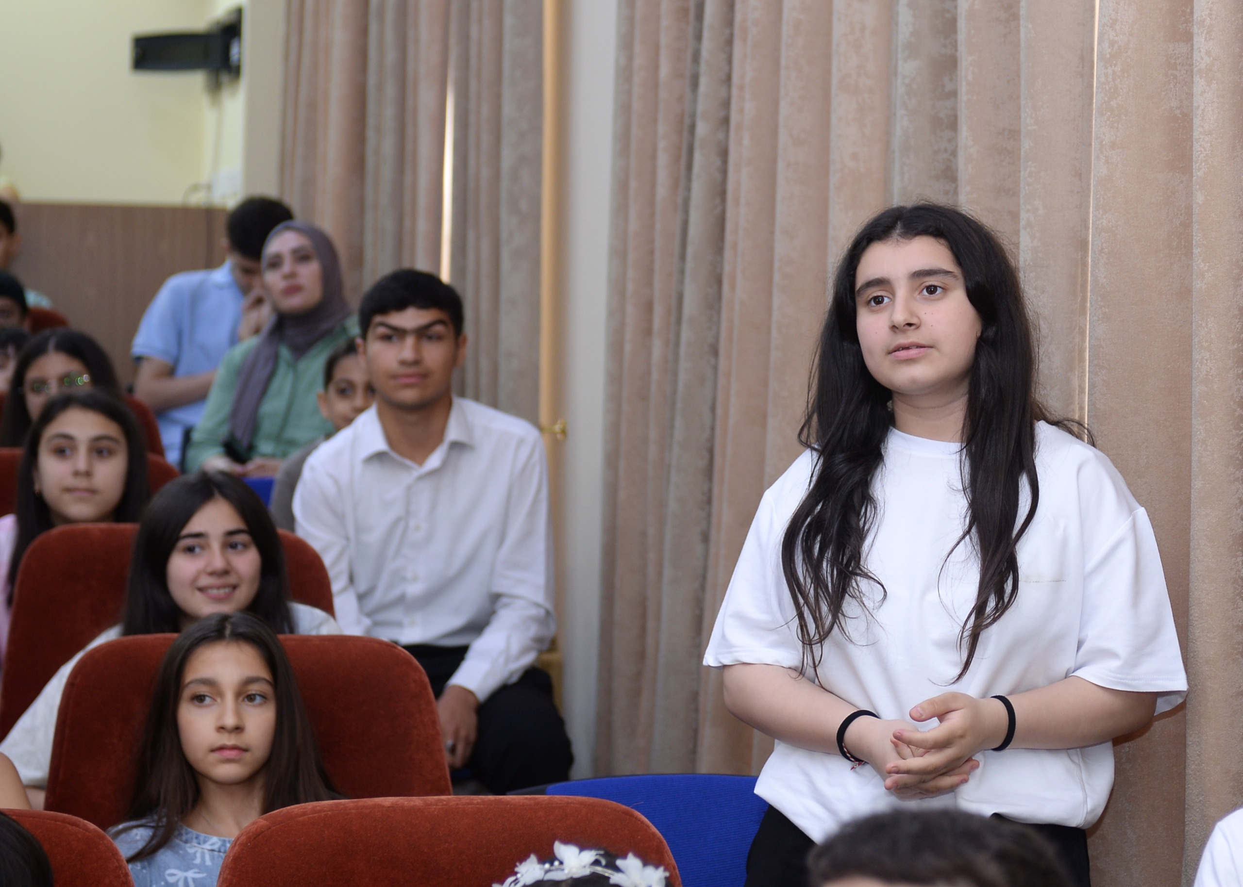 Bir foto, bir hekayə, bir həyat: Reza Deqati məktəbdənkənar təhsil müəssisəsinin qonağı olub