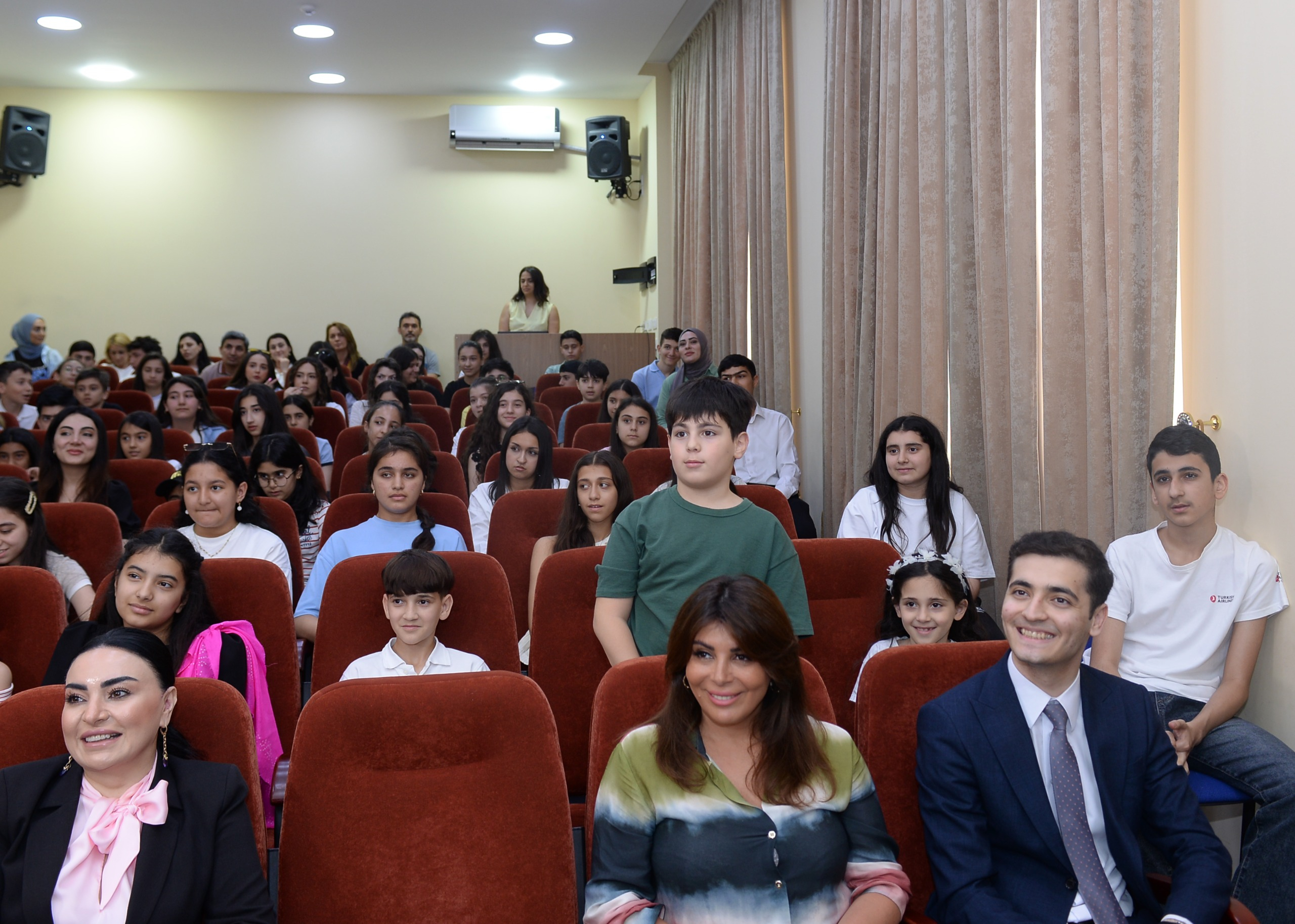 Bir foto, bir hekayə, bir həyat: Reza Deqati məktəbdənkənar təhsil müəssisəsinin qonağı olub