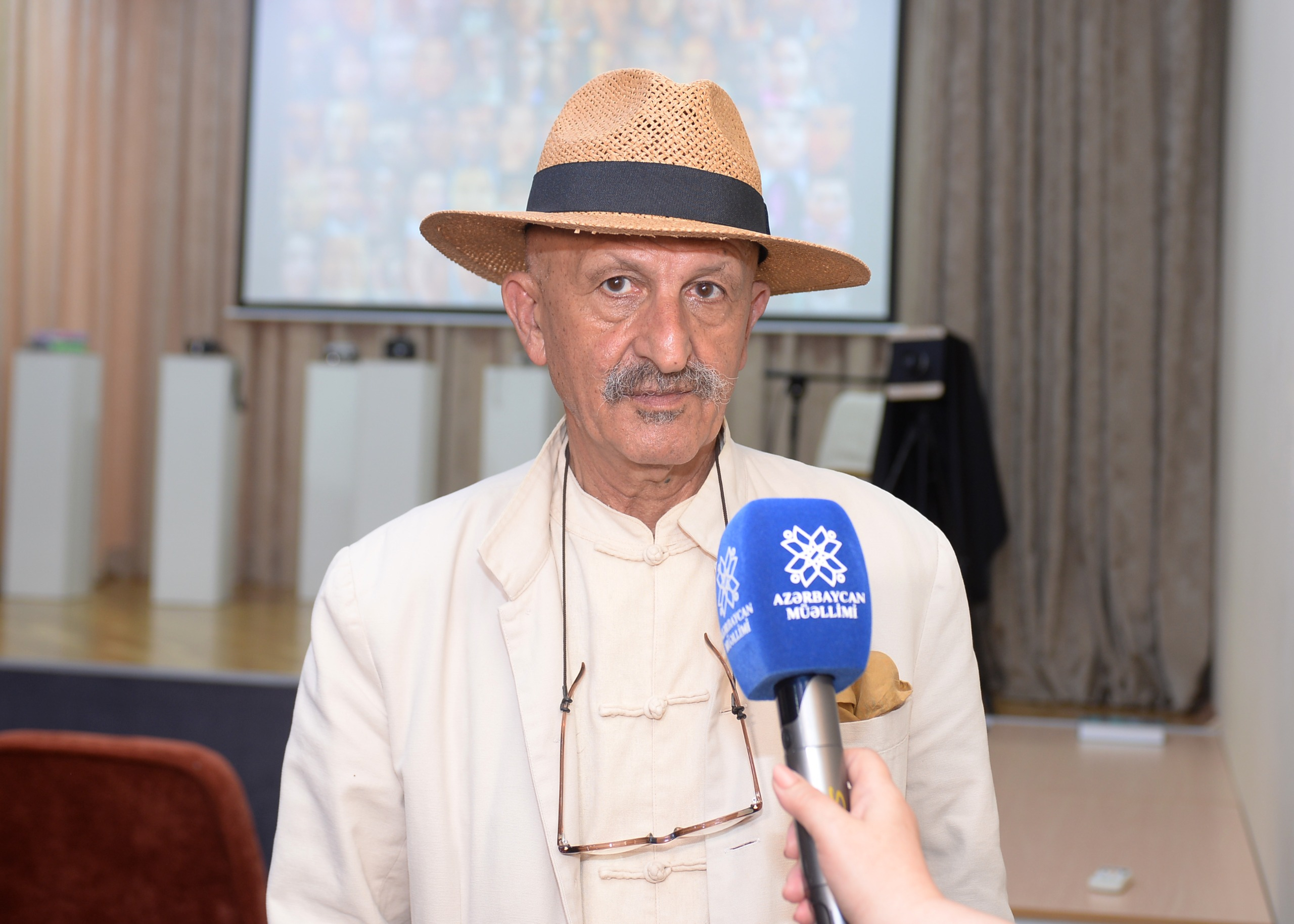 Reza Deqati: “Bir foto bəzən min sözün deyə bilmədiyini çatdırır”