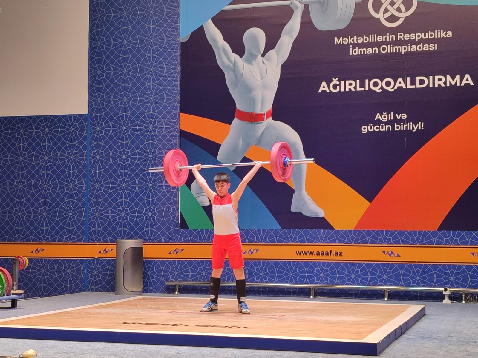 Ağırlıqqaldıranların medal mübarizəsi başa çatıb