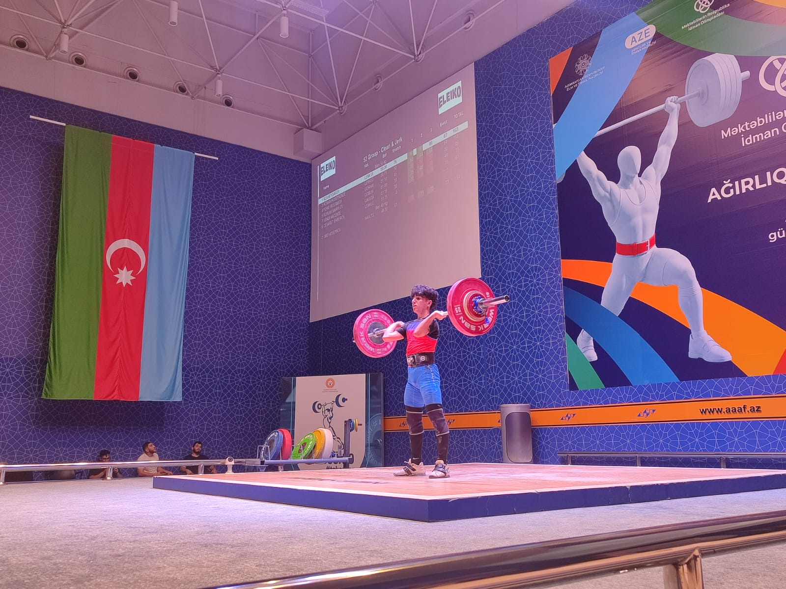 Ağırlıqqaldıranların medal mübarizəsi başa çatıb