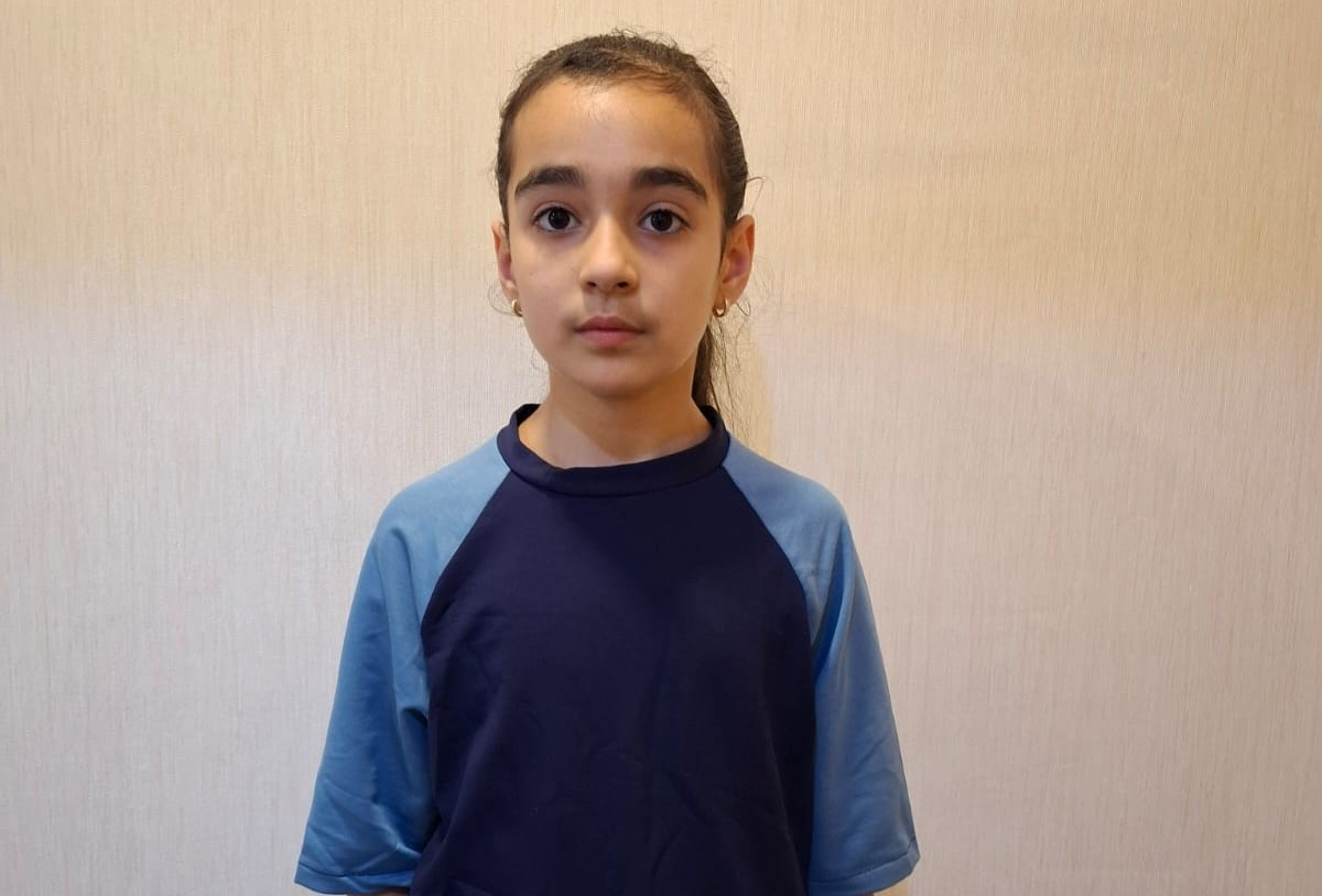 Stolüstü tennislə məşğul olur, piano çalır,  yaxşı oxuyur, amma pilot olacaq