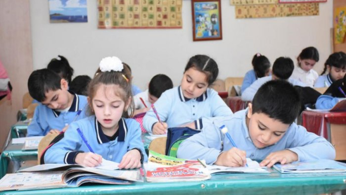 Bu ərazilərdə şagird sıxlığı ilə bağlı problemlər var - Nazir məsələyə diqqəti çəkdi