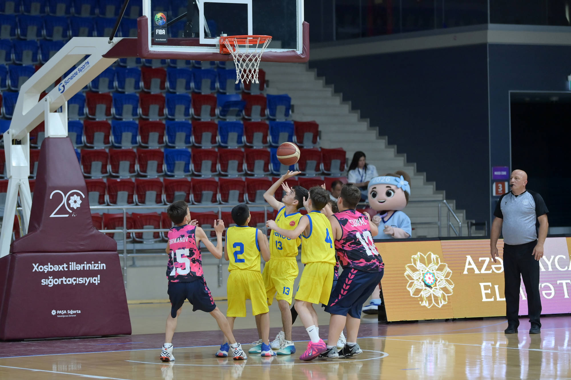 Nazir Məktəblilərin Respublika İdman Olimpiadası çərçivəsində basketbol yarışlarını izləyib
