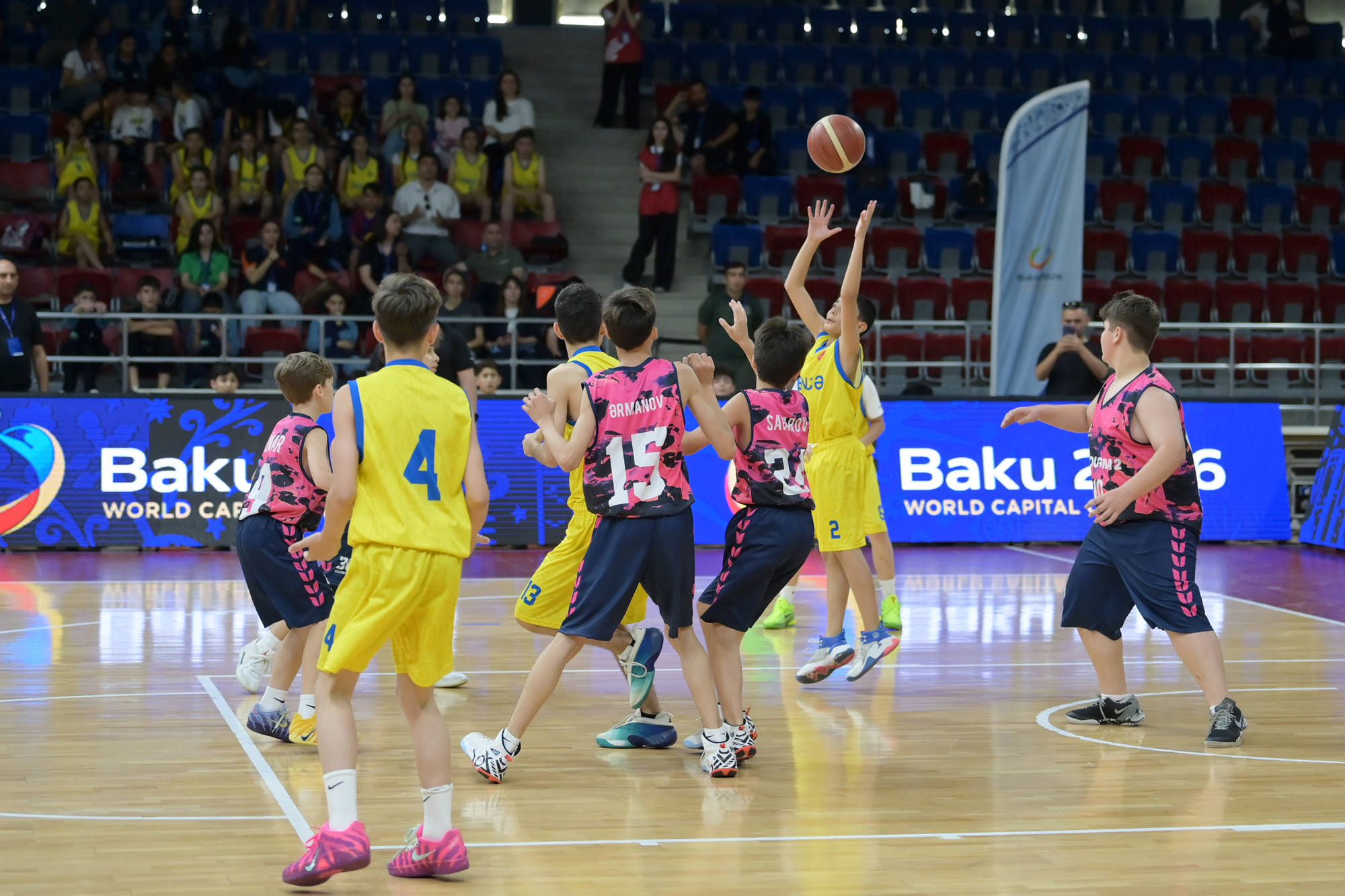 Nazir Məktəblilərin Respublika İdman Olimpiadası çərçivəsində basketbol yarışlarını izləyib