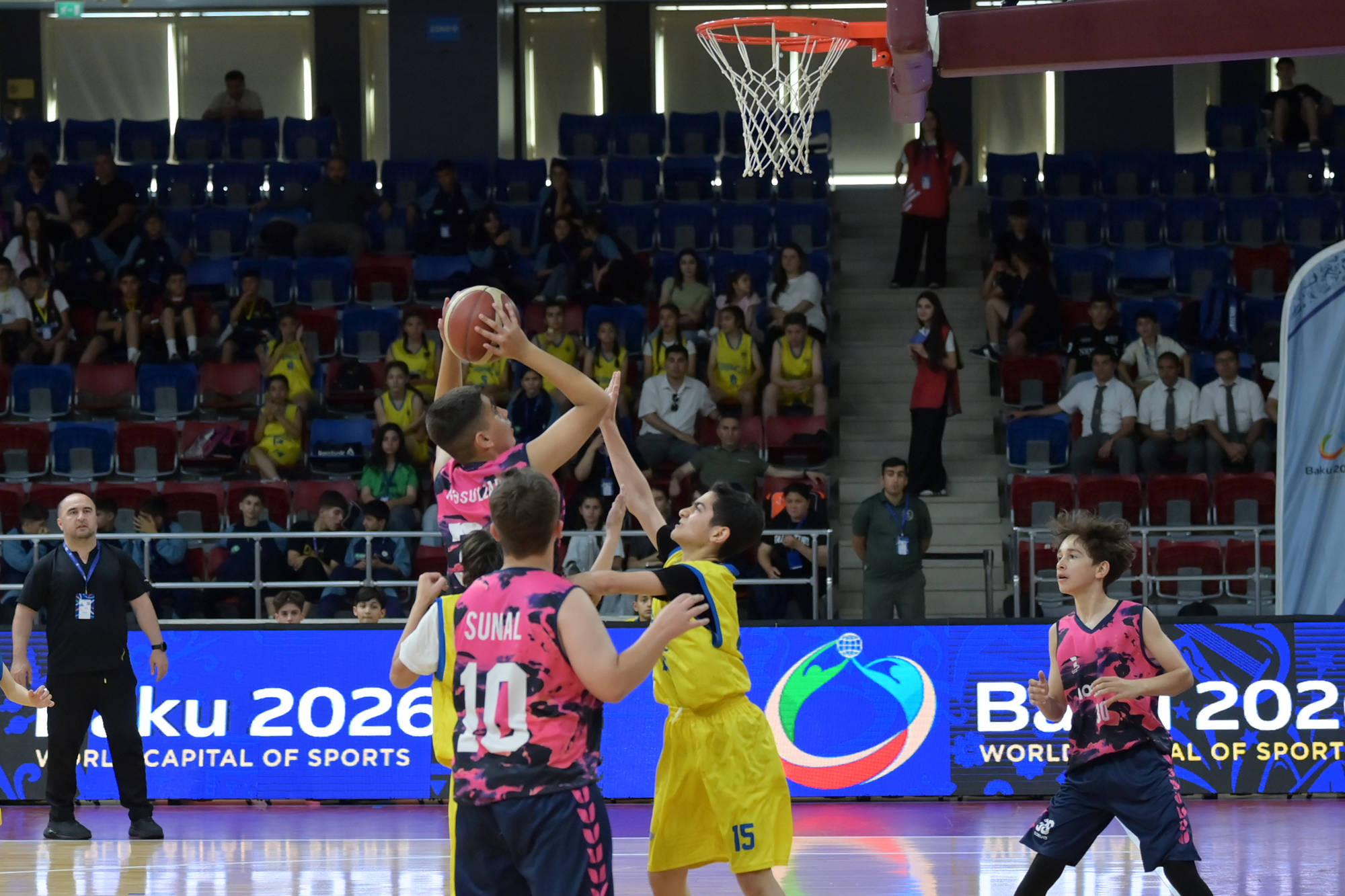 Nazir Məktəblilərin Respublika İdman Olimpiadası çərçivəsində basketbol yarışlarını izləyib