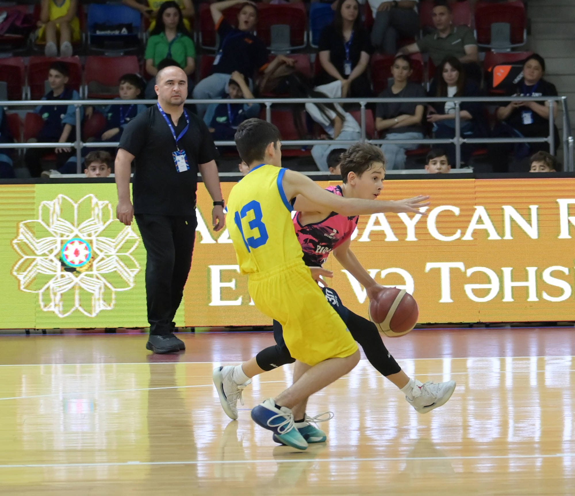 Nazir Məktəblilərin Respublika İdman Olimpiadası çərçivəsində basketbol yarışlarını izləyib
