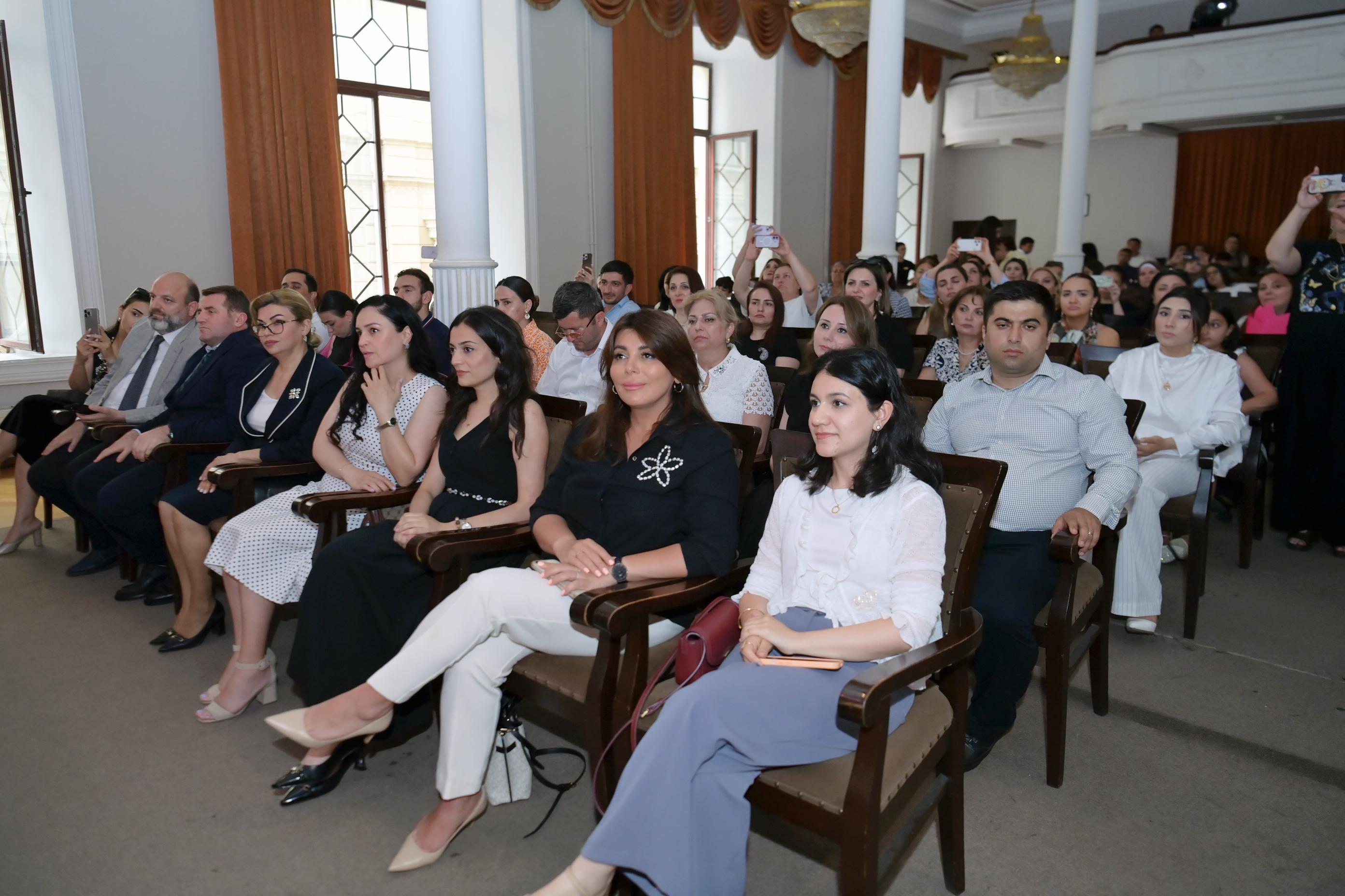 Kiçik Motsartlar böyük səhnədə – Xor festivalından REPORTAJ