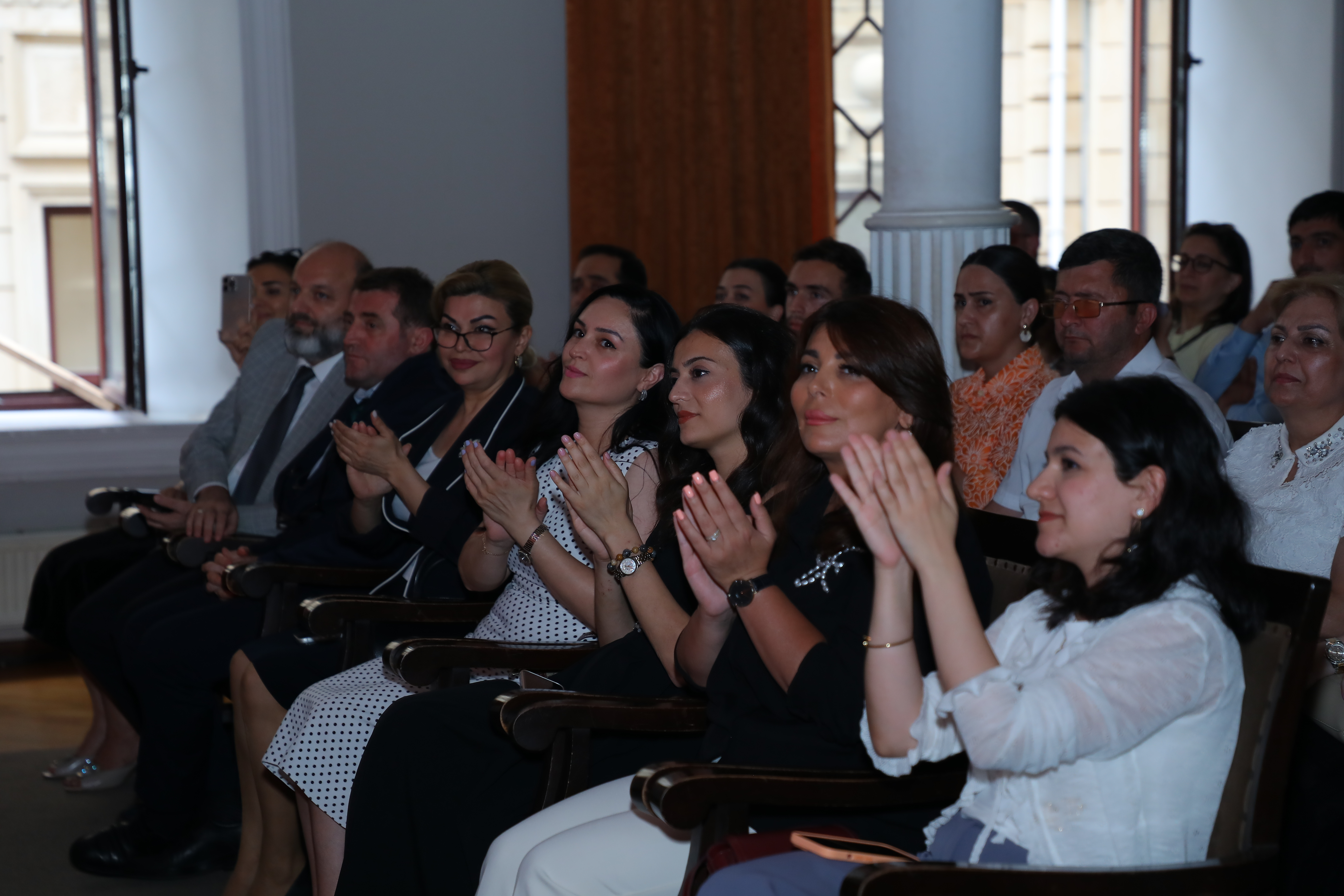 Kiçik Motsartlar böyük səhnədə – Xor festivalından REPORTAJ
