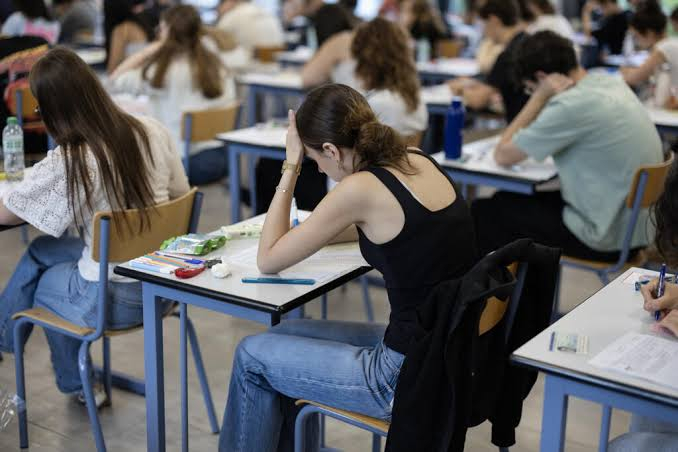 Fransada rekord istilərə görə minlərlə məktəb bağlanıb