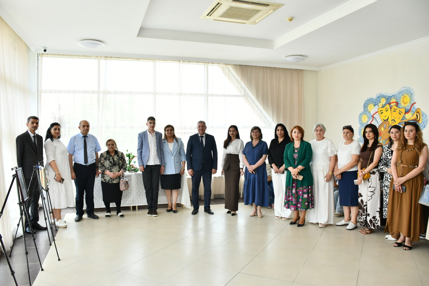 Arzularını suda rəngə çevirir: Qəzənfərin ilk sərgisi keçirildi