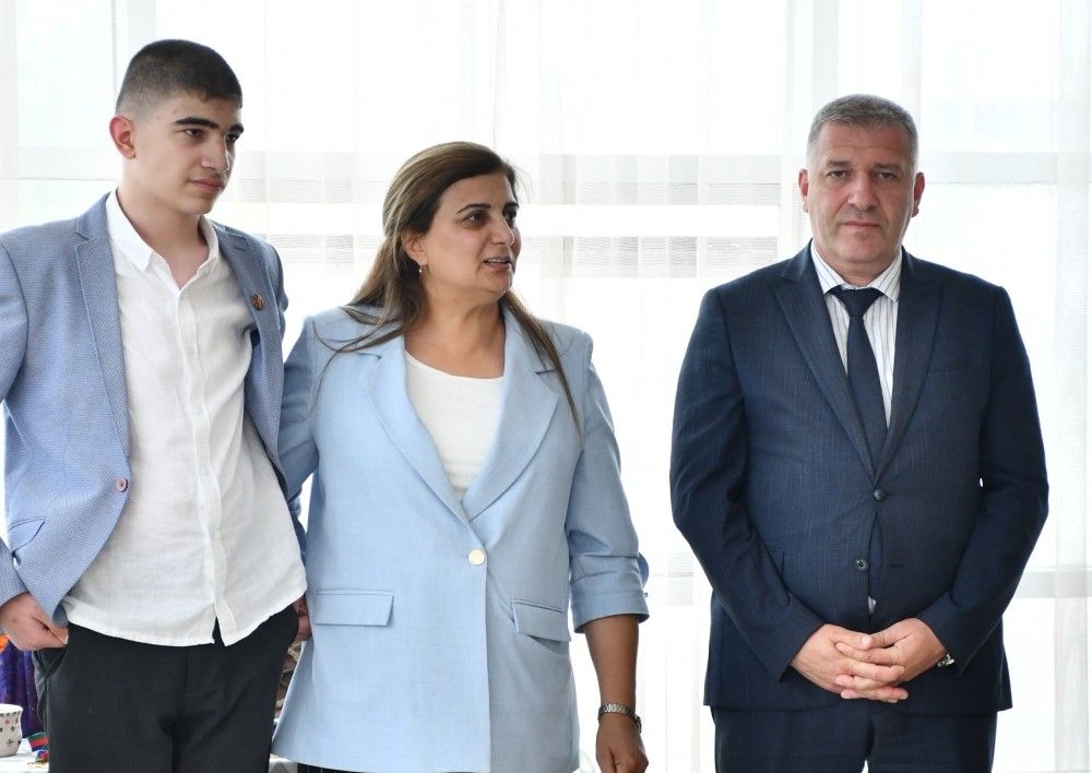 Arzularını suda rəngə çevirir: Qəzənfərin ilk sərgisi keçirildi