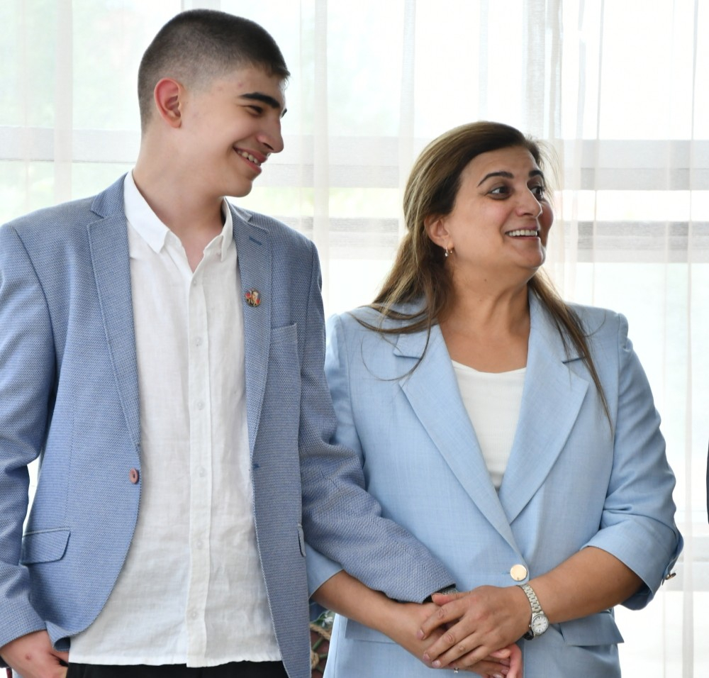 Arzularını suda rəngə çevirir: Qəzənfərin ilk sərgisi keçirildi