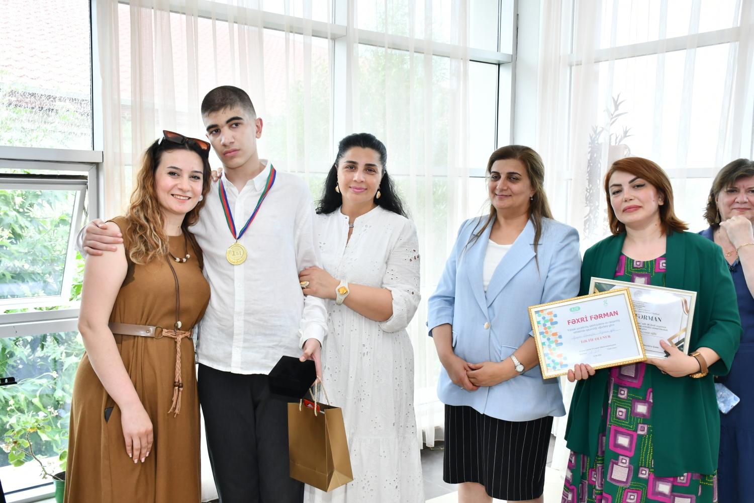 Arzularını suda rəngə çevirir: Qəzənfərin ilk sərgisi keçirildi